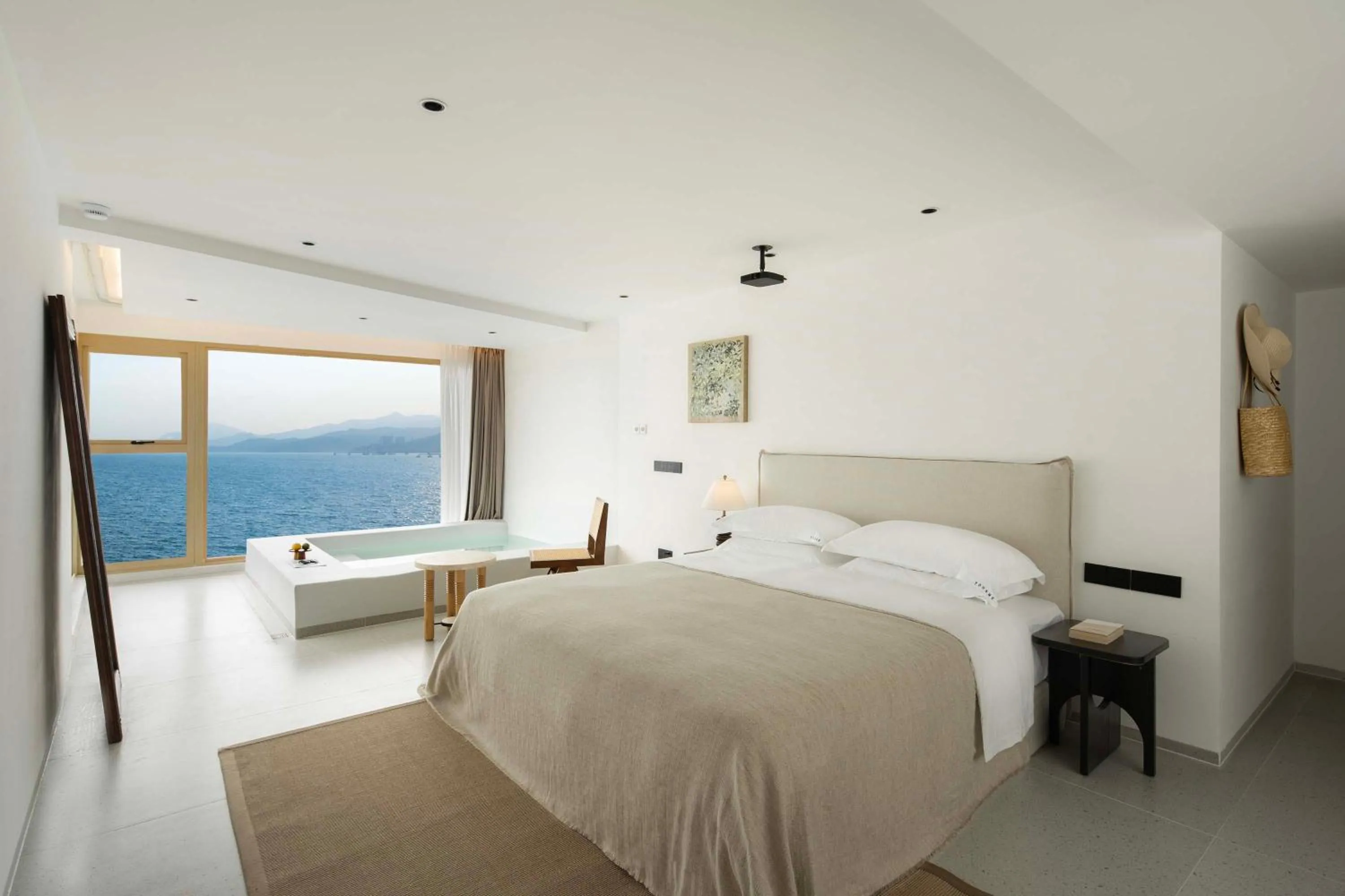 Photo of the whole room, Bed in Shenzhen GuanHu Secret Wild Reef Seaview Hotel