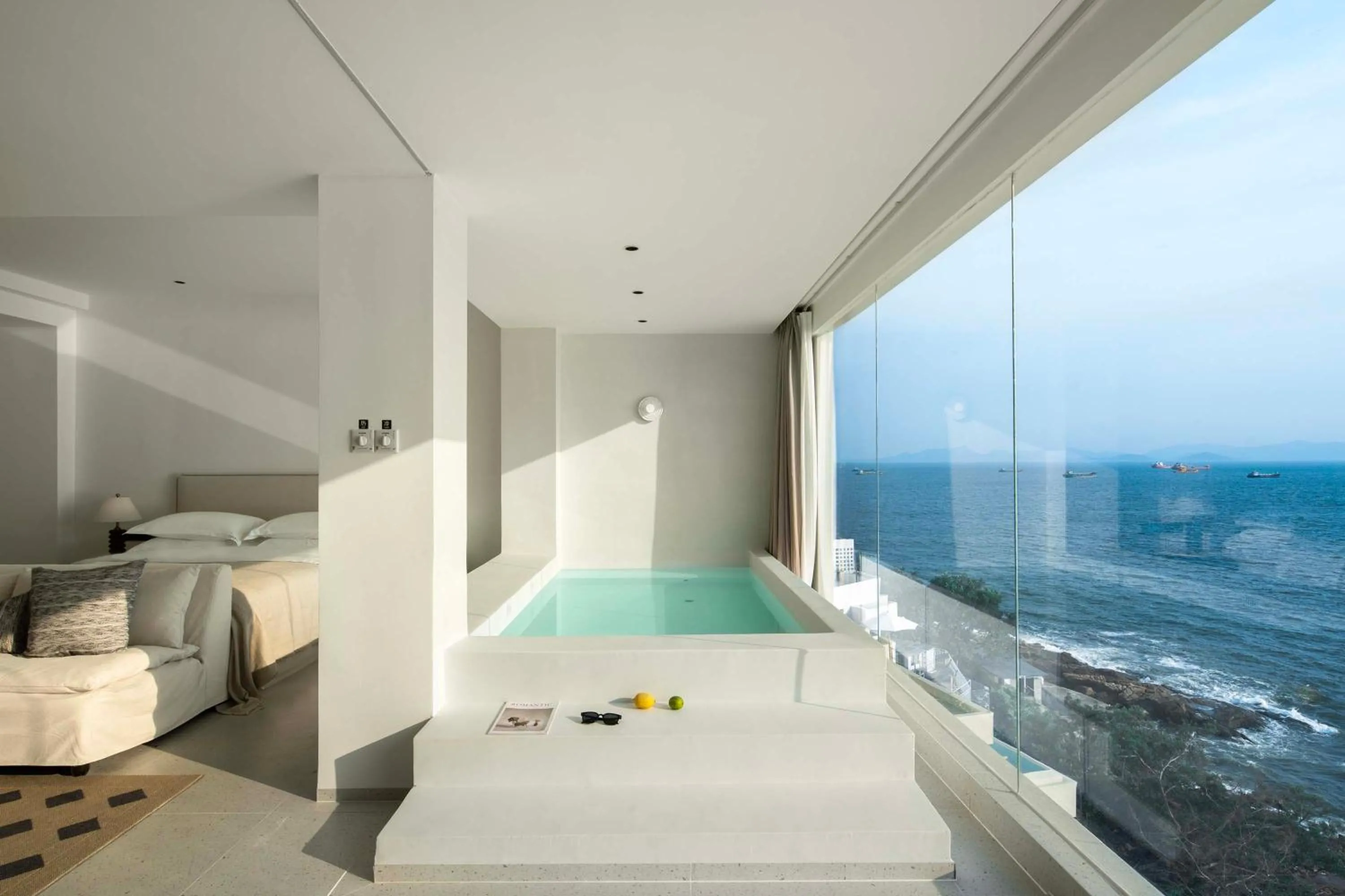Sea view, Bed in Shenzhen GuanHu Secret Wild Reef Seaview Hotel