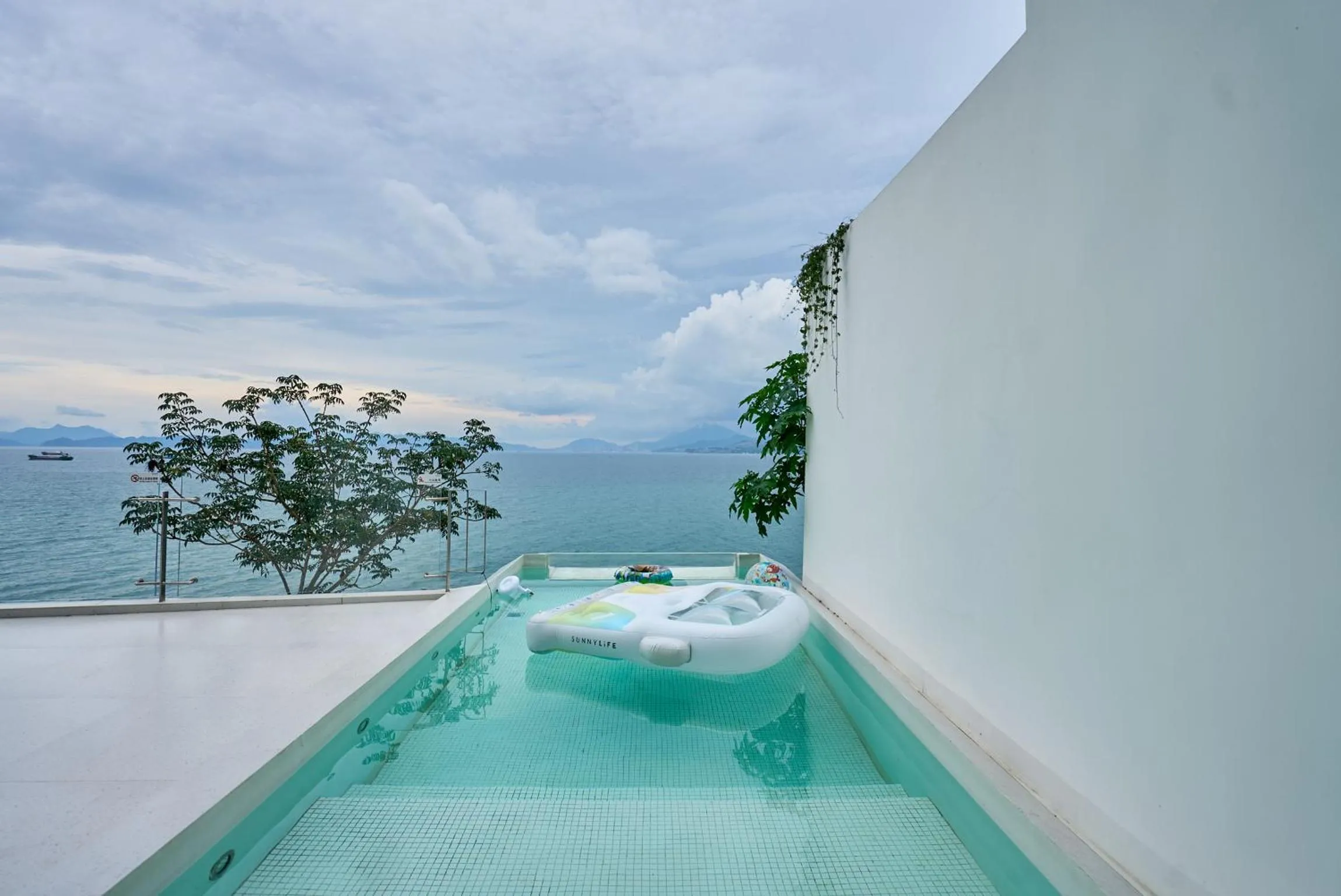 Swimming pool in Shenzhen GuanHu Secret Wild Reef Seaview Hotel