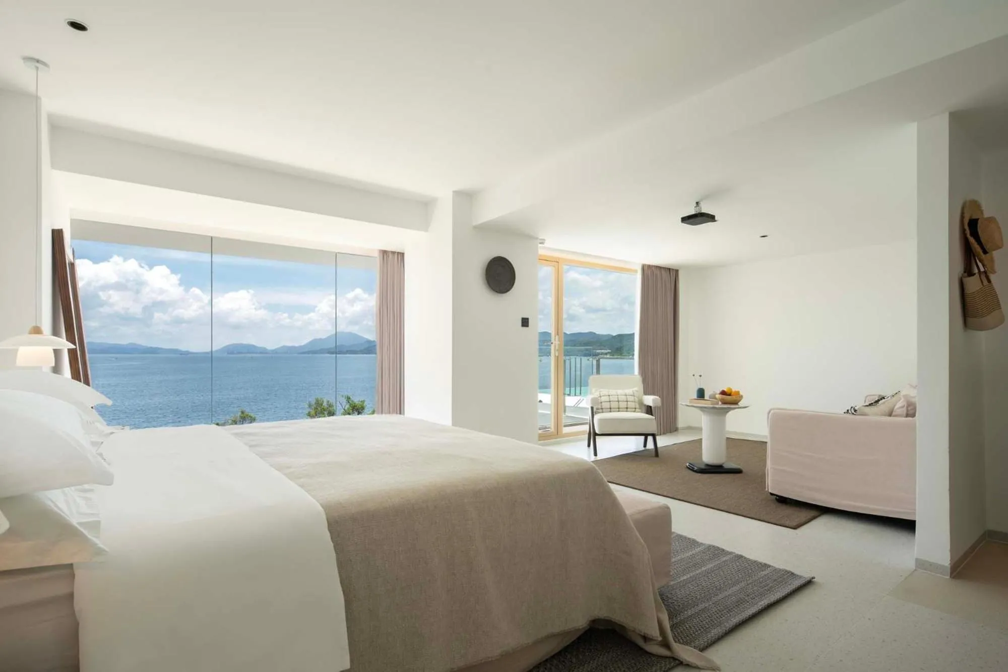 Living room, Bed in Shenzhen GuanHu Secret Wild Reef Seaview Hotel
