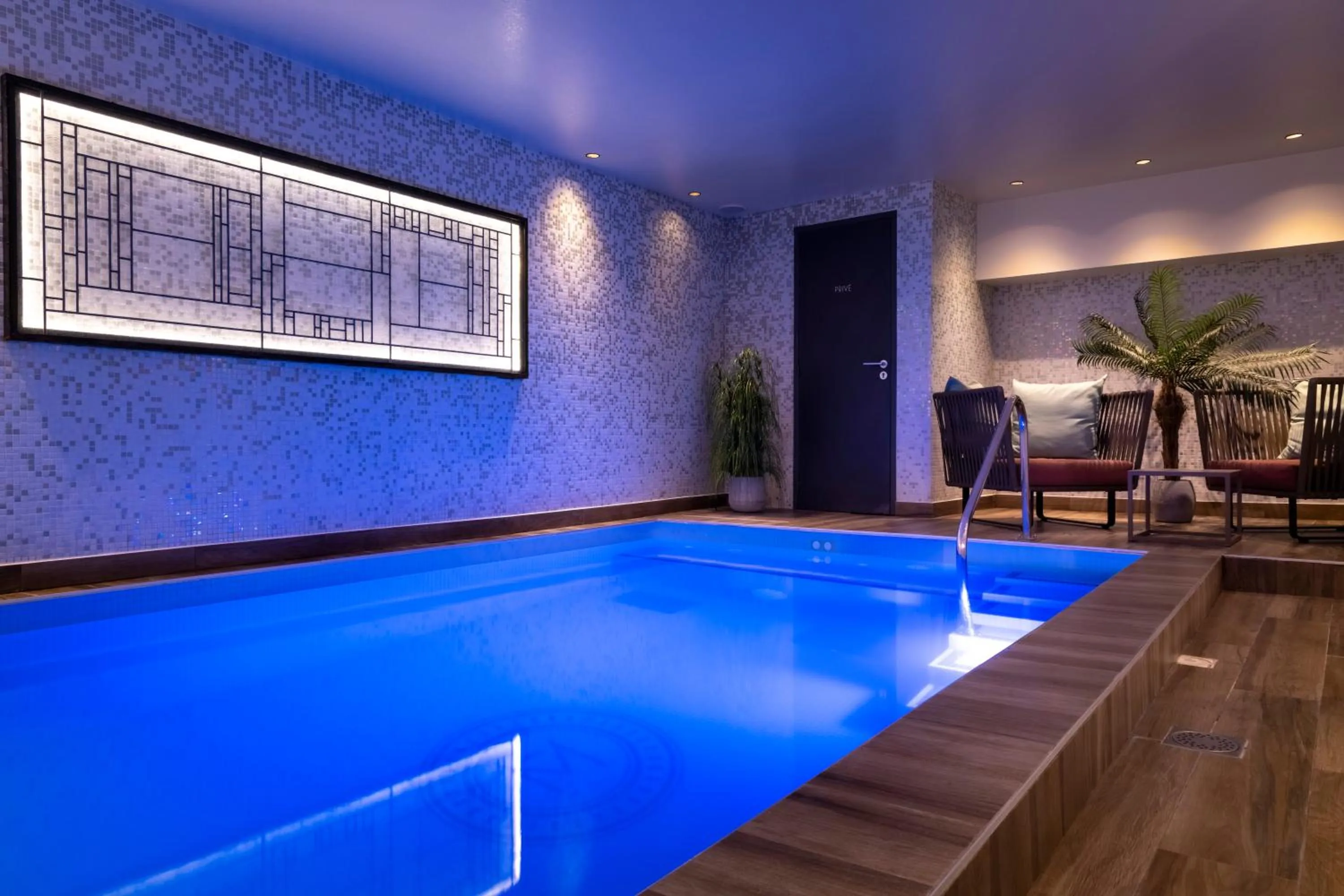 Spa and wellness centre/facilities in Les Matins de Paris & Spa