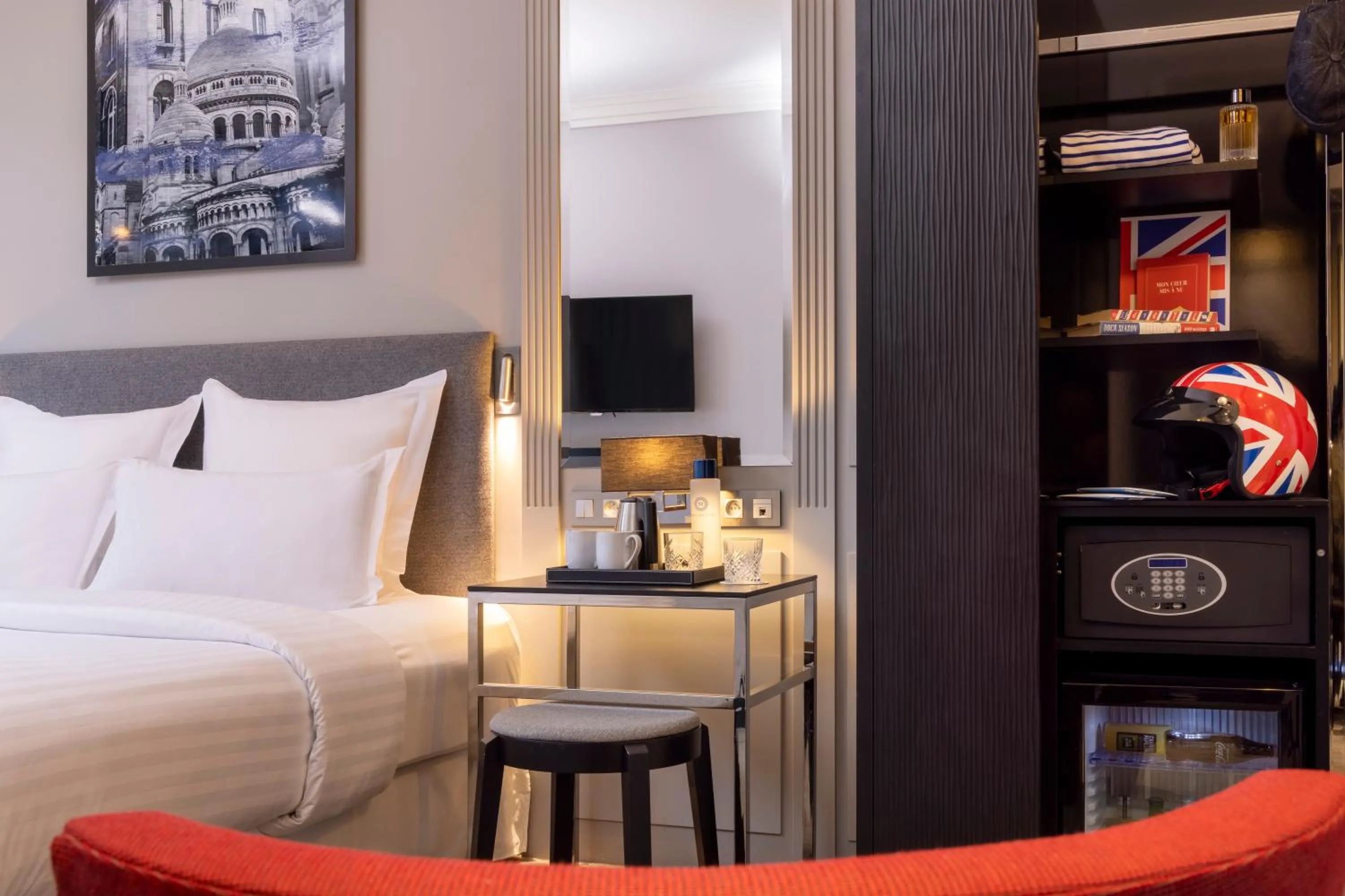 Bedroom, Bed in Les Matins de Paris & Spa