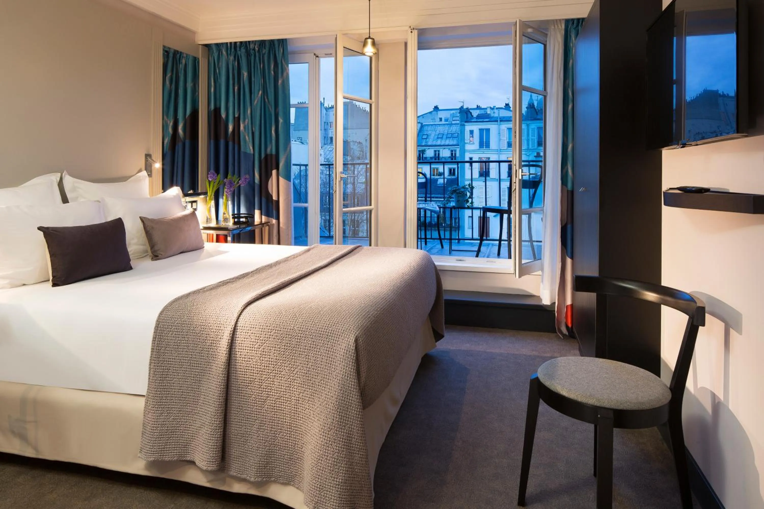 Patio, Bed in Les Matins de Paris & Spa