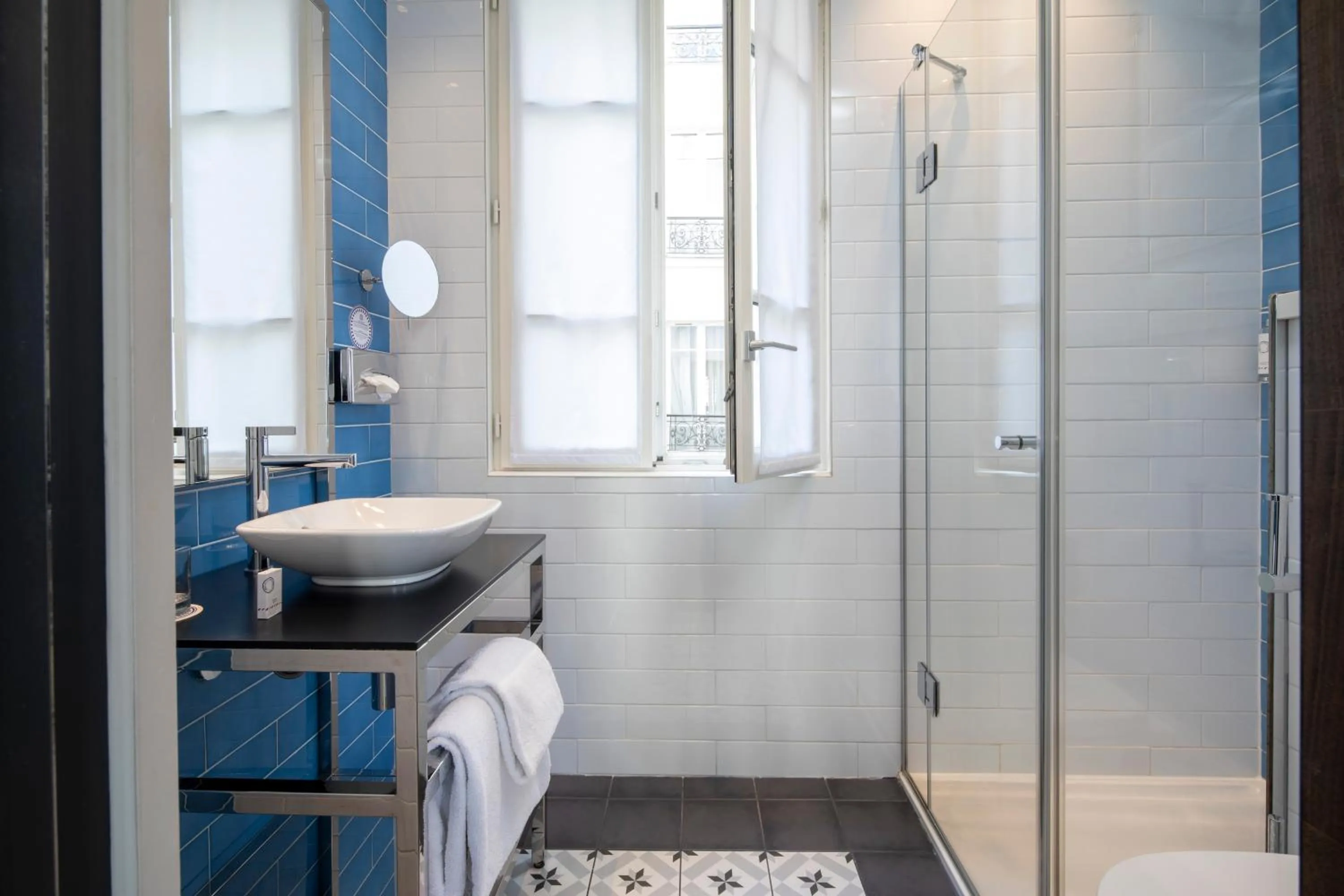 Bathroom in Les Matins de Paris & Spa