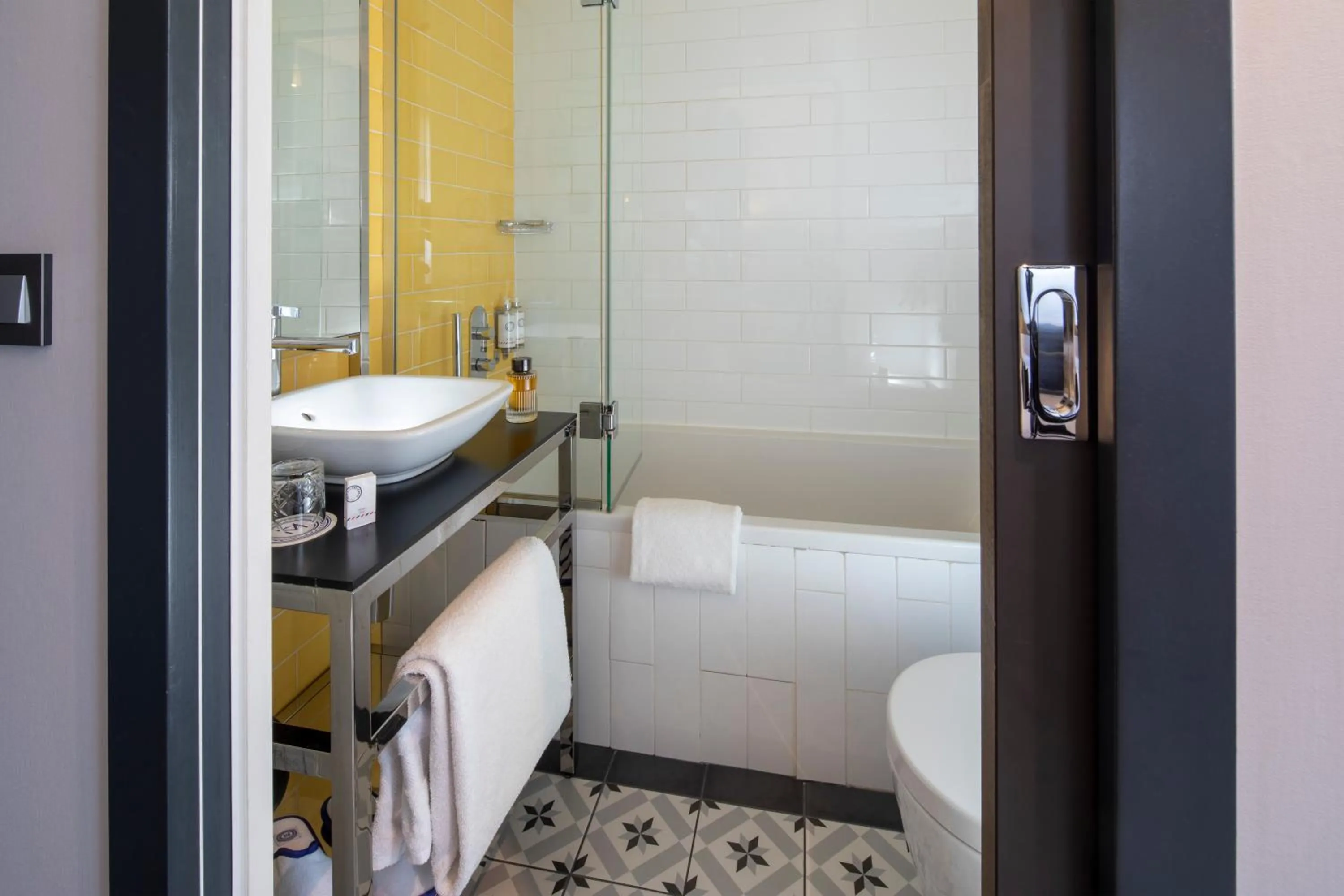 Bathroom in Les Matins de Paris & Spa