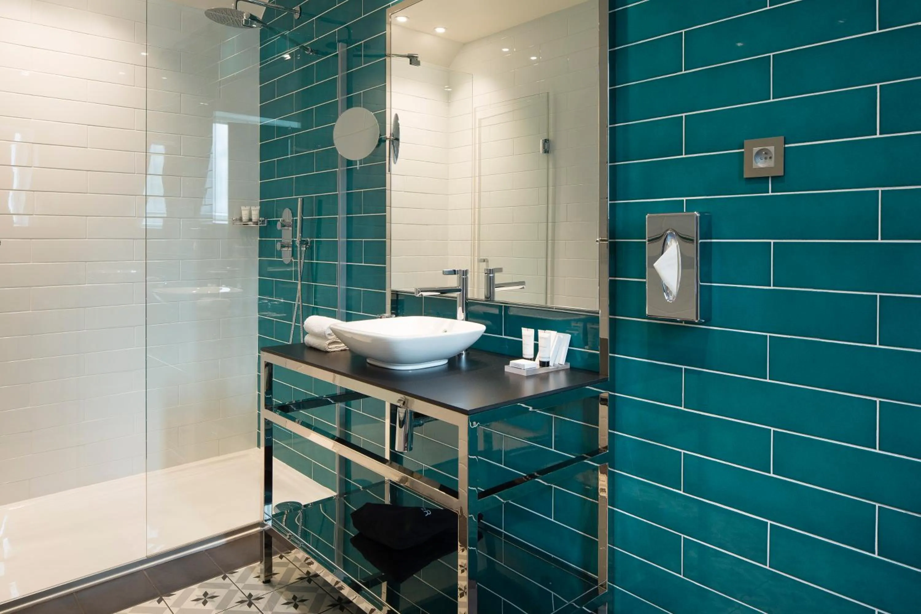 Bathroom in Les Matins de Paris & Spa