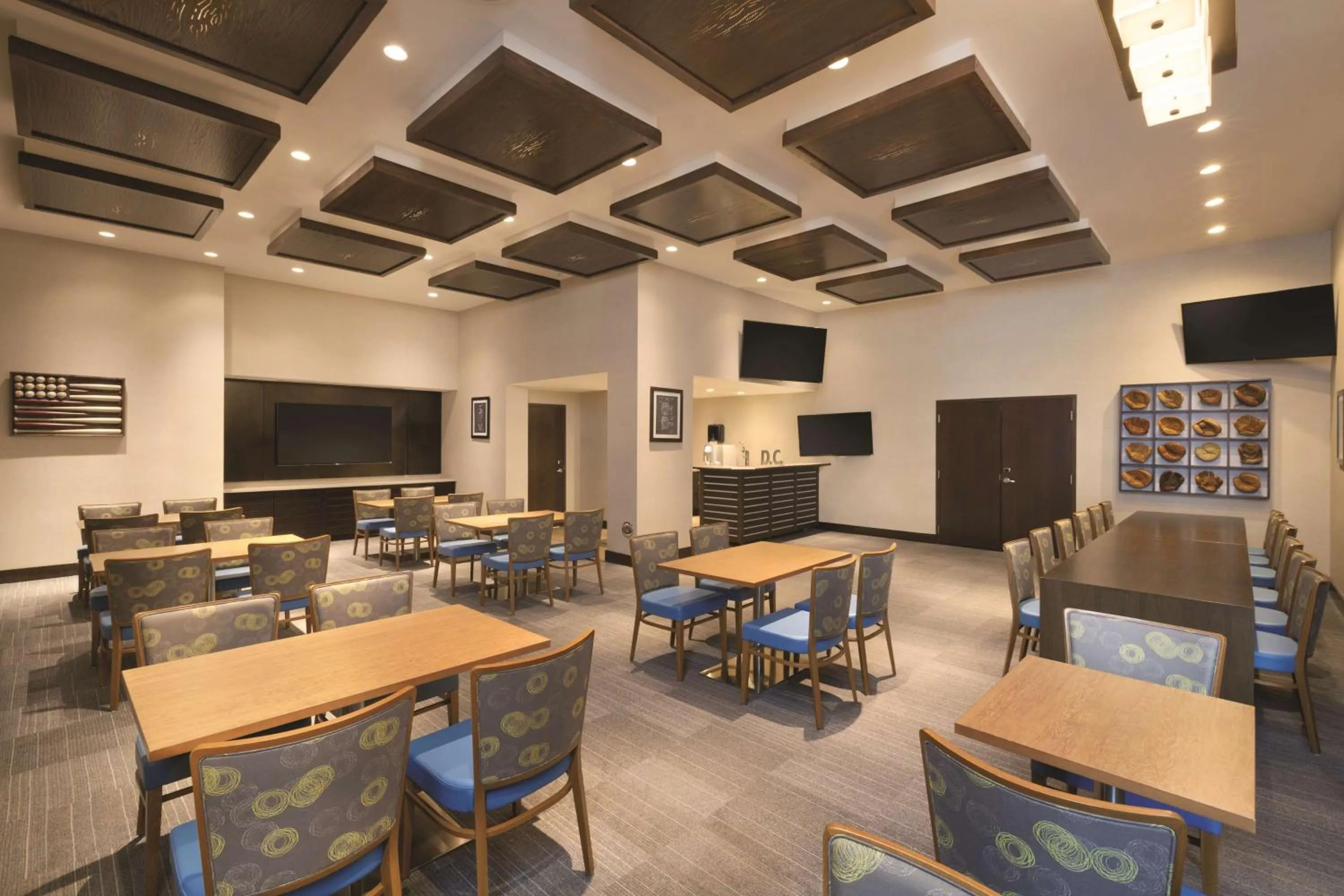 Restaurant/places to eat in Hampton Inn & Suites Washington, D.C. - Navy Yard
