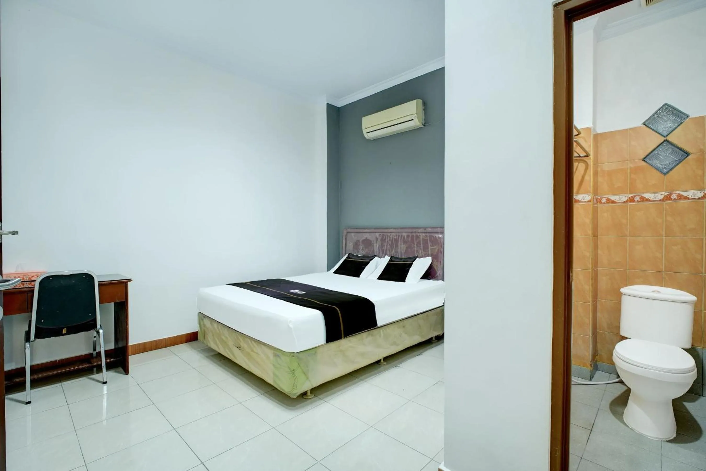 Photo of the whole room, Bed in Hotel O Depok near Bhayangkara BRIMOB Hospital Formerly Hotel Mutiara Kelapa Dua Depok