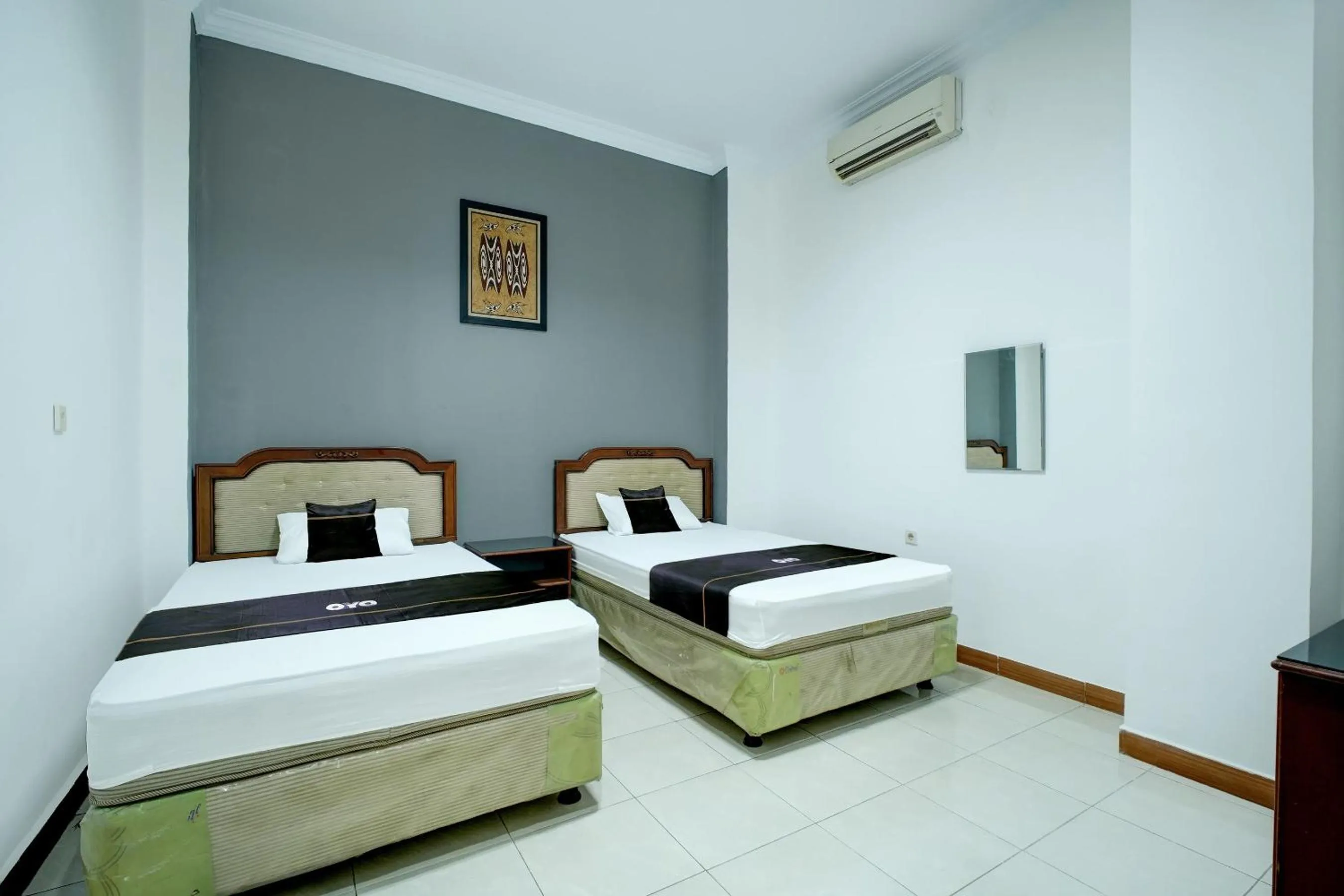 Photo of the whole room, Bed in Hotel O Depok near Bhayangkara BRIMOB Hospital Formerly Hotel Mutiara Kelapa Dua Depok