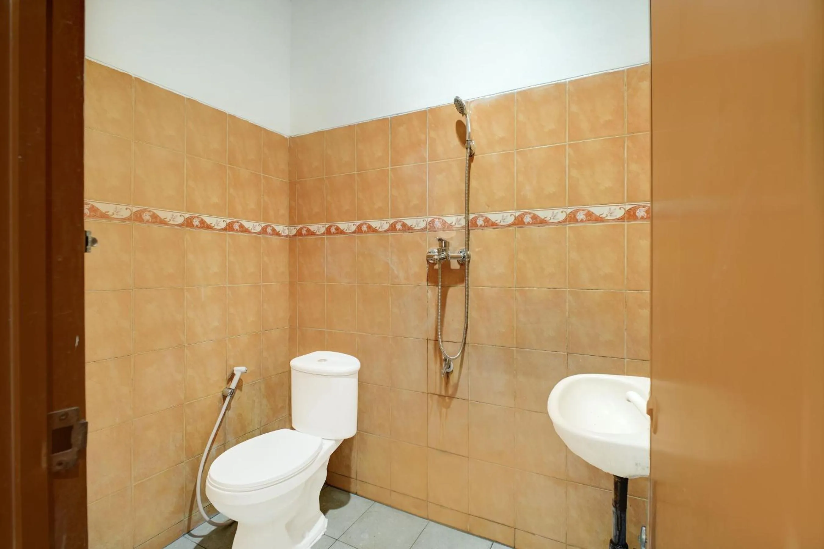 Bathroom in Hotel O Depok near Bhayangkara BRIMOB Hospital Formerly Hotel Mutiara Kelapa Dua Depok