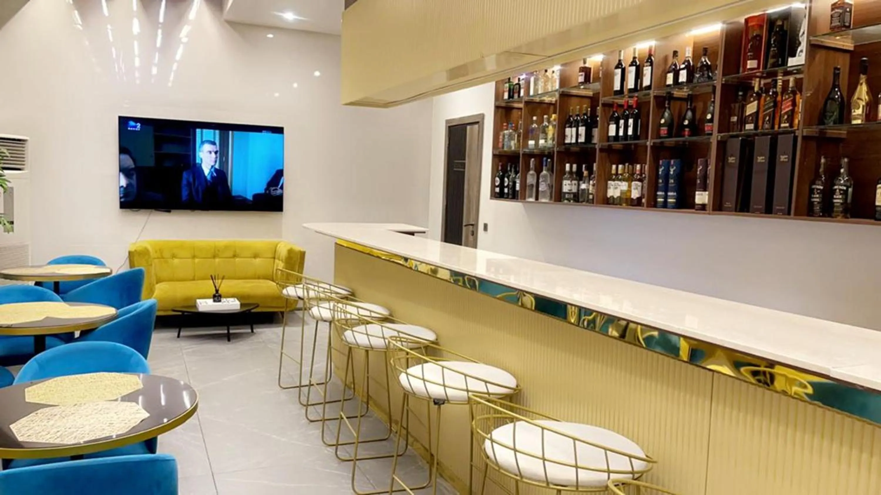 Lounge or bar in Vertus Hotel and Suites