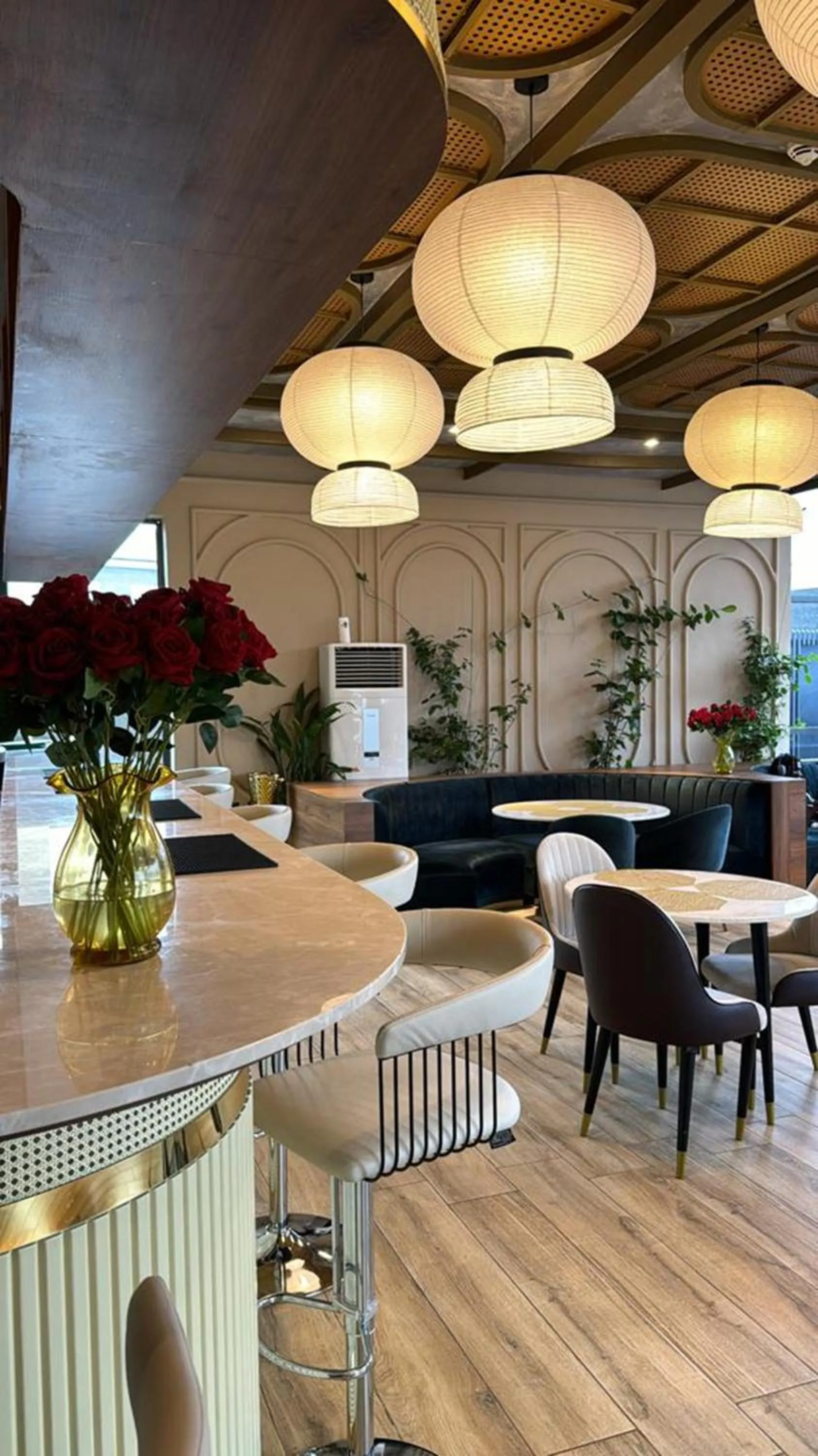 Restaurant/places to eat in Vertus Hotel and Suites