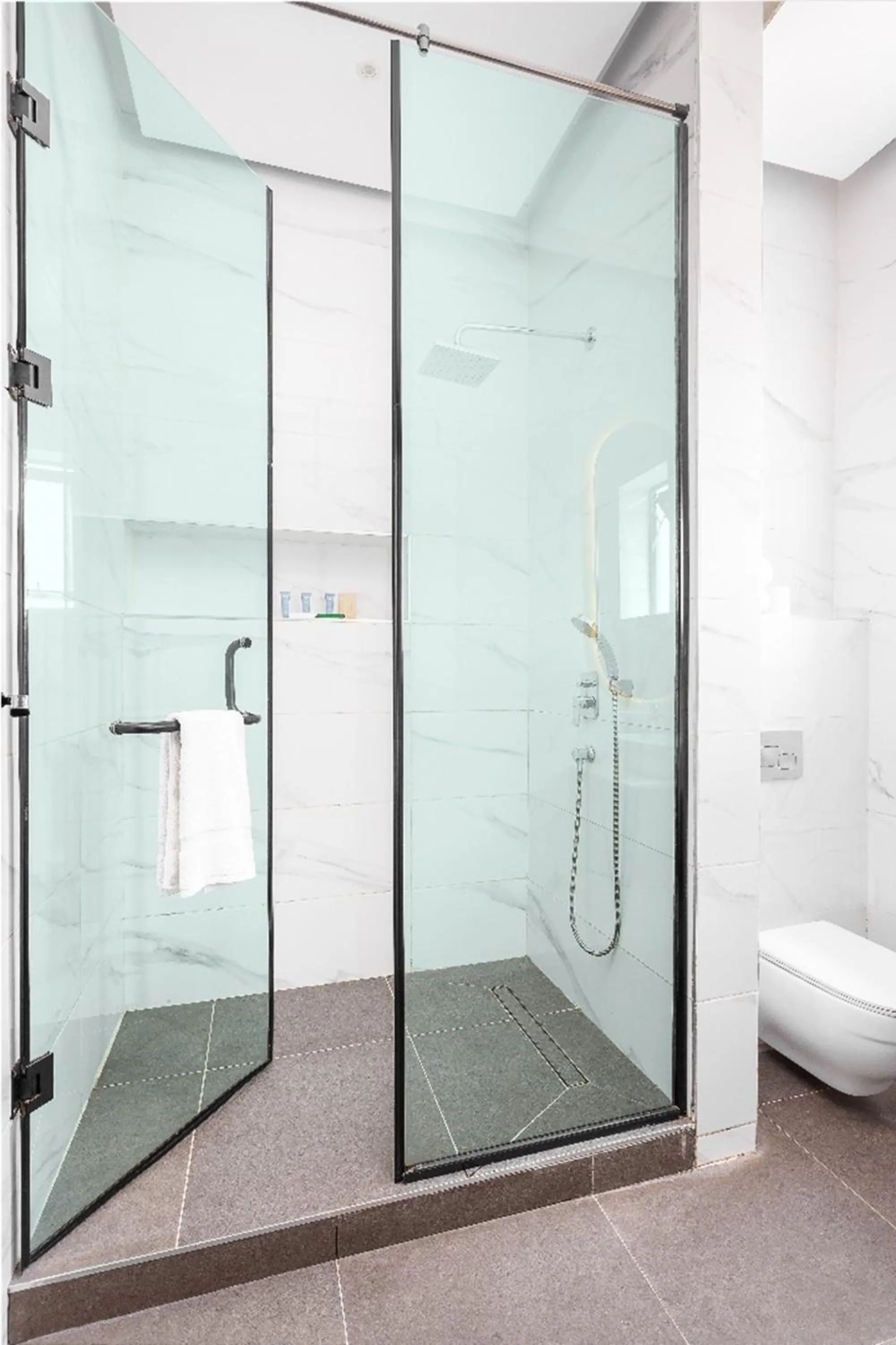 Shower in Vertus Hotel and Suites
