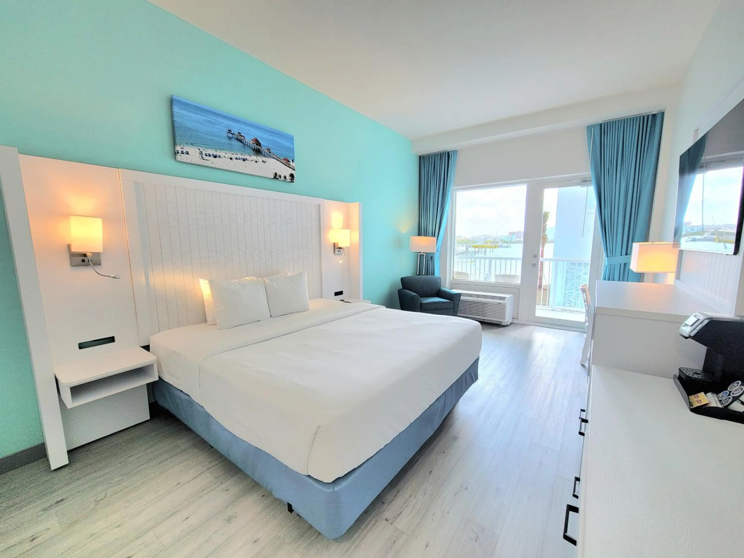 Bedroom, Bed in ChartHouse Clearwater Beach Marina Hotel