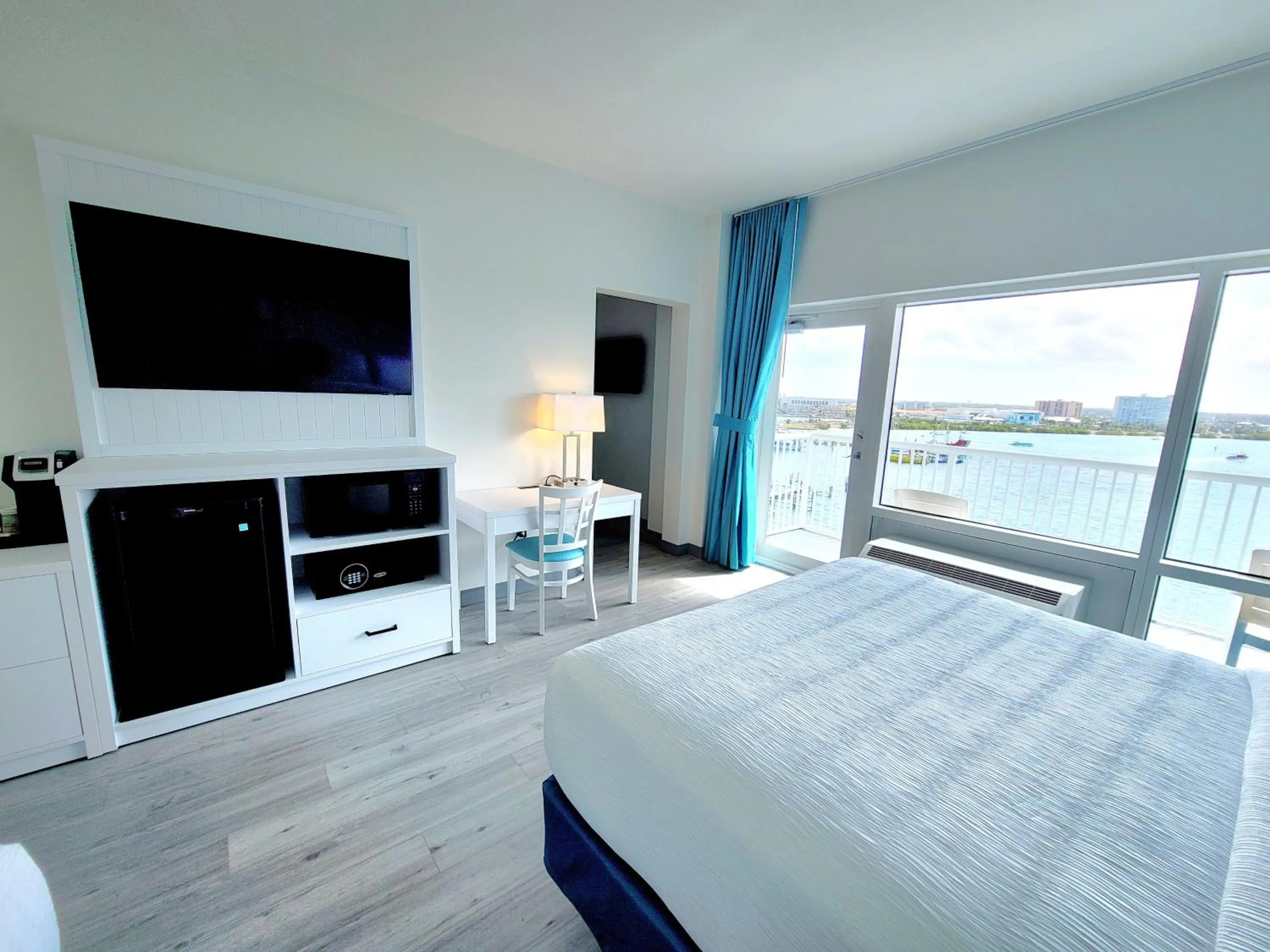 Bedroom, Bed in ChartHouse Clearwater Beach Marina Hotel