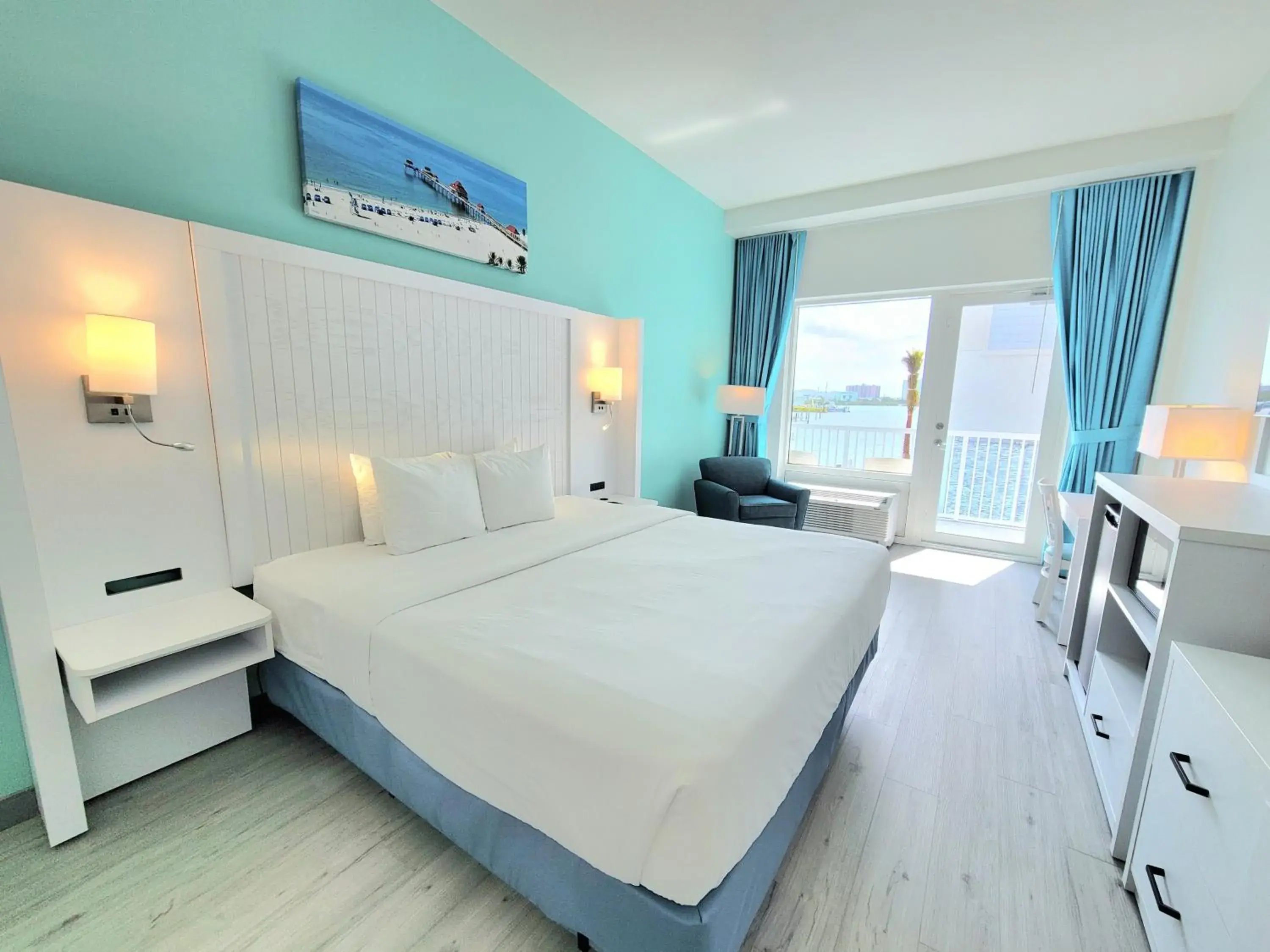 King Room with Pool View in ChartHouse Clearwater Beach Marina Hotel King Room with Pool View in ChartHouse Clearwater Beach Marina Hotel