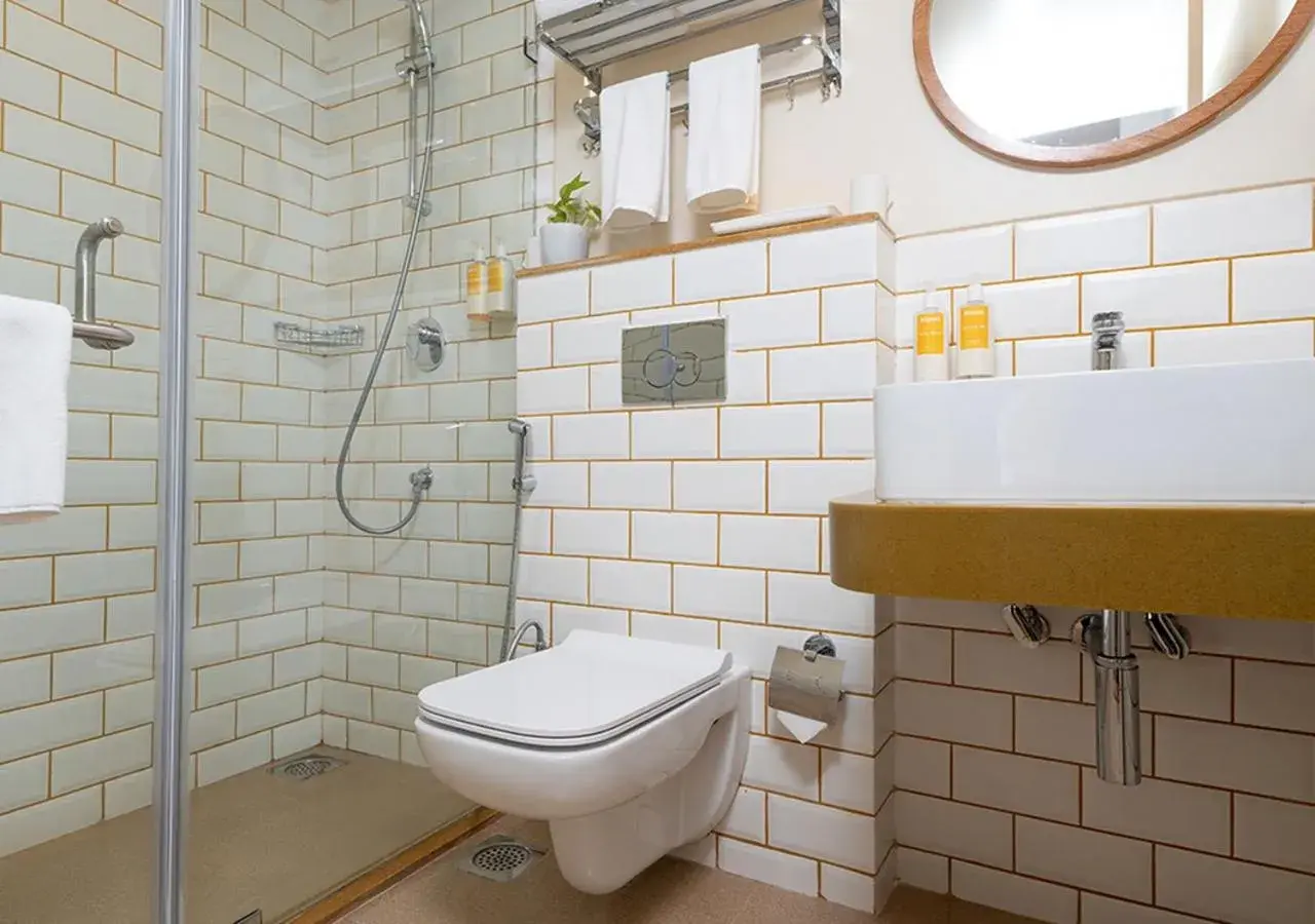 Bathroom in Bloom Hub l WEH Andheri Bathroom in Bloom Hub l WEH Andheri