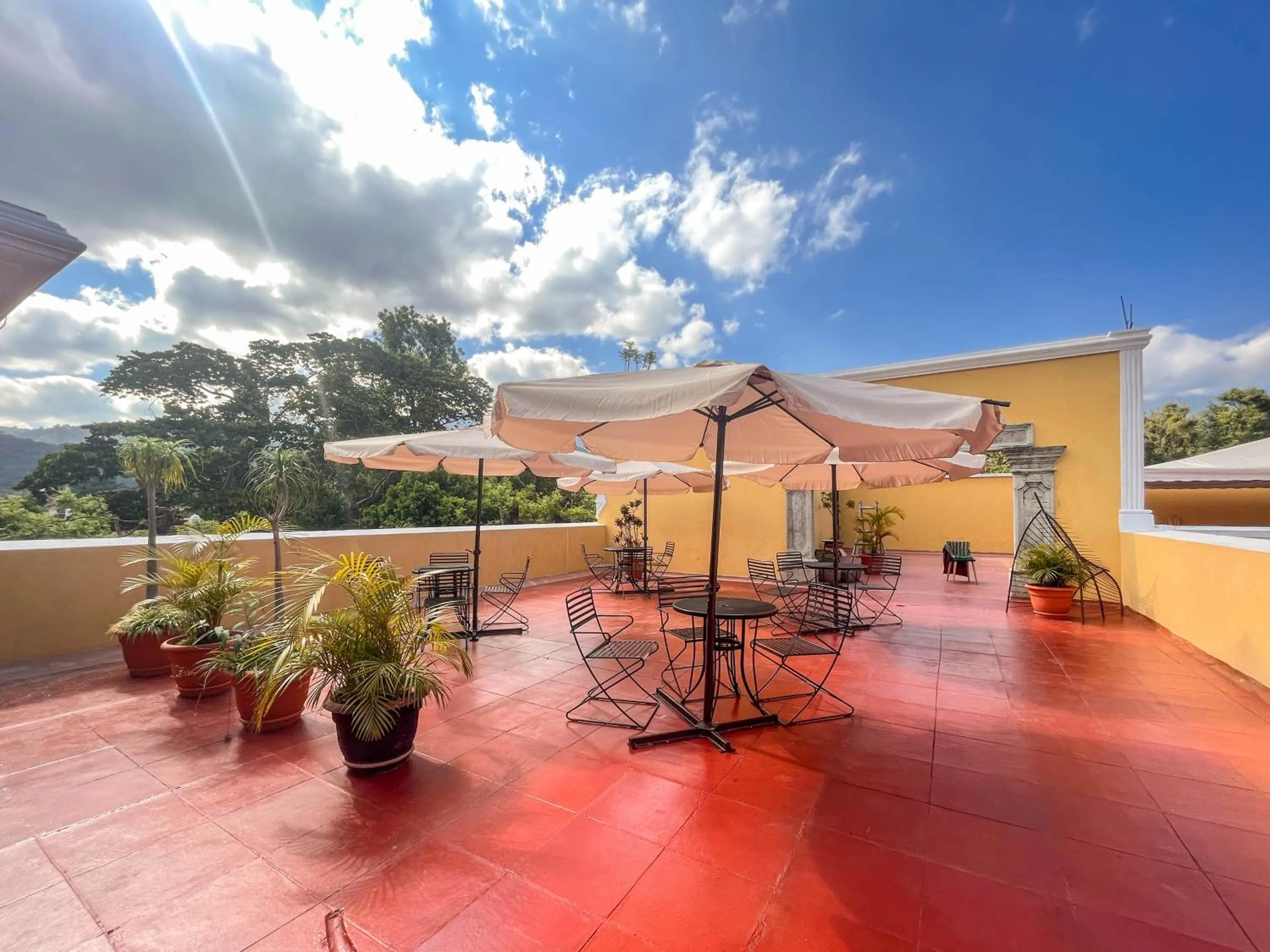 Restaurant/places to eat in El Carmen Suites