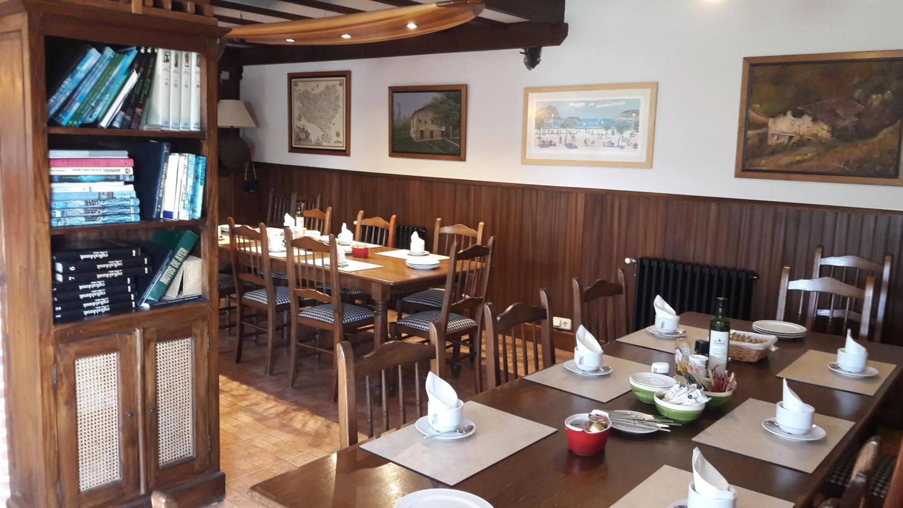 Library in Kanpoeder - Adults Only