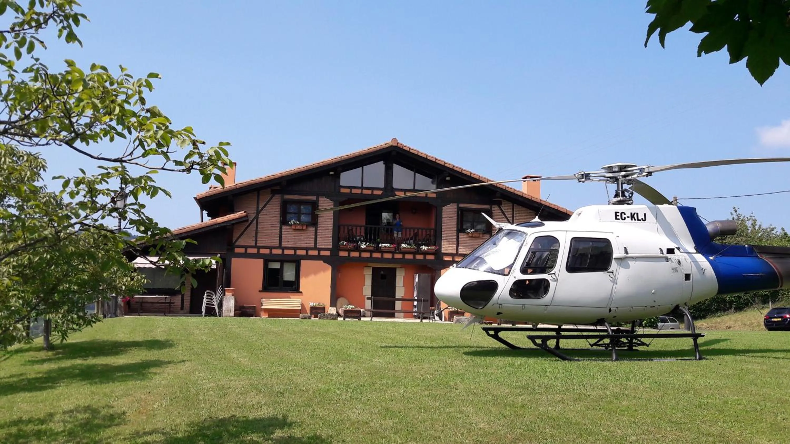 Property building in Kanpoeder - Adults Only