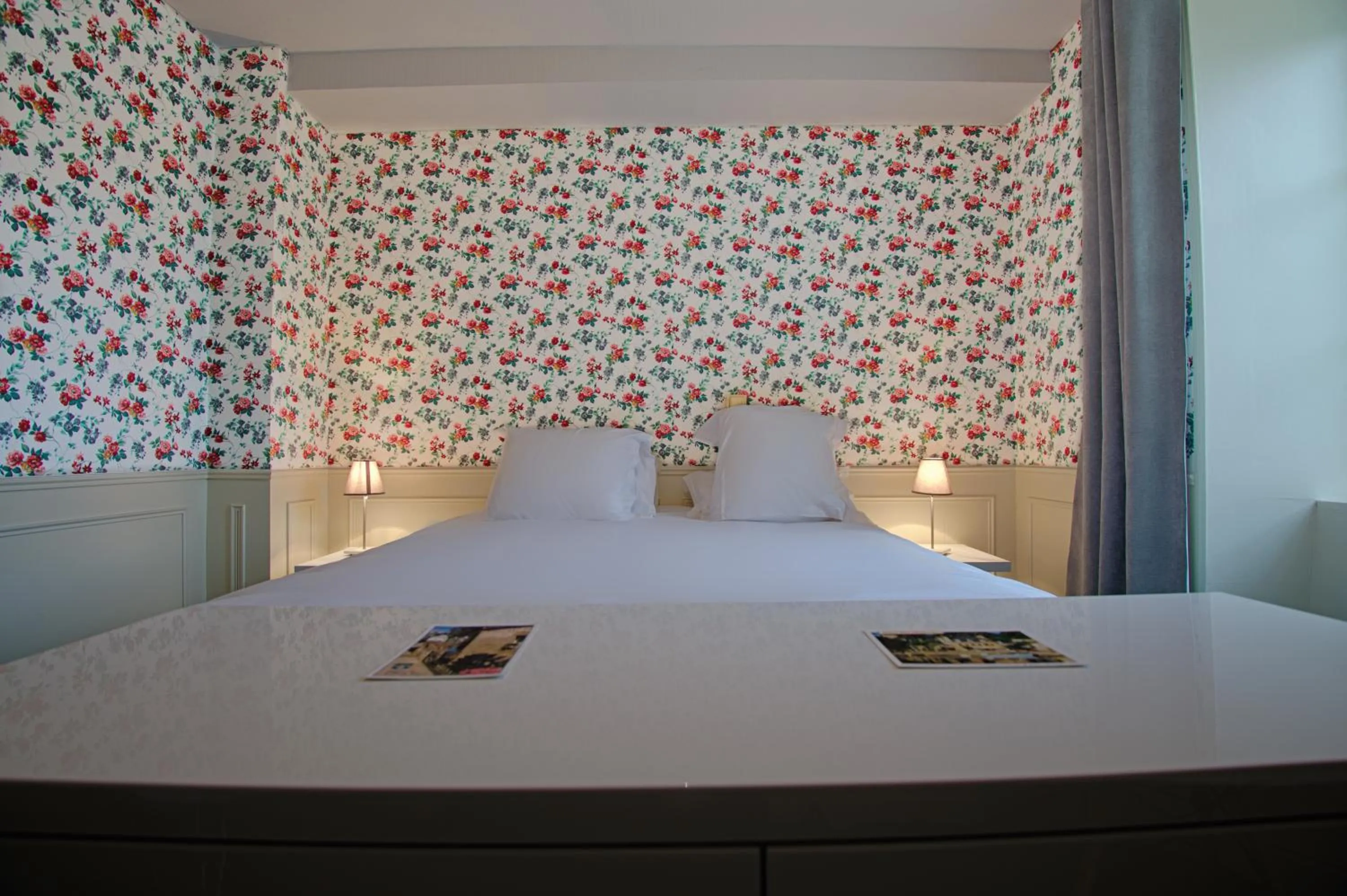 Photo of the whole room, Bed in Hotel de charme Les Mimosas