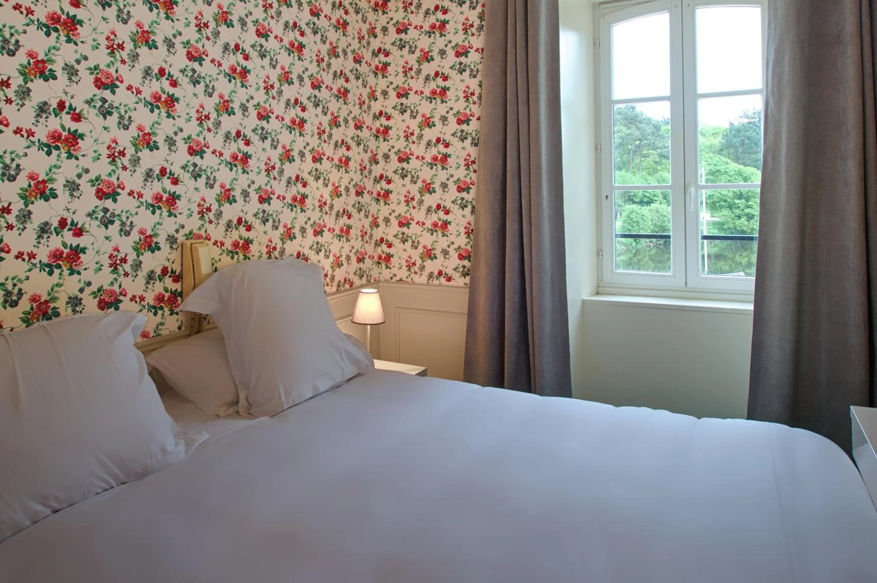 Photo of the whole room, Bed in Hotel de charme Les Mimosas