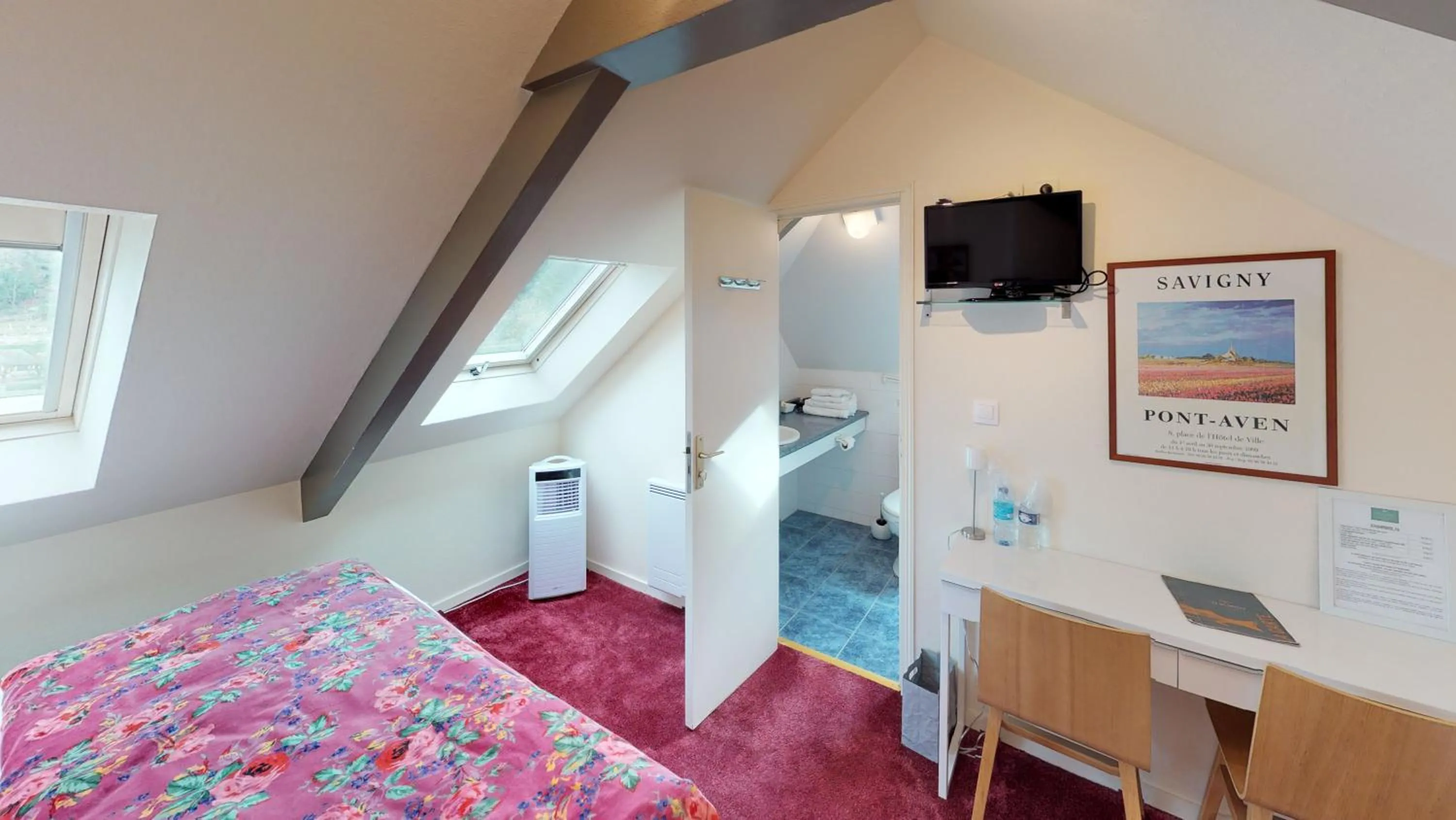 Photo of the whole room, Bed in Hotel de charme Les Mimosas