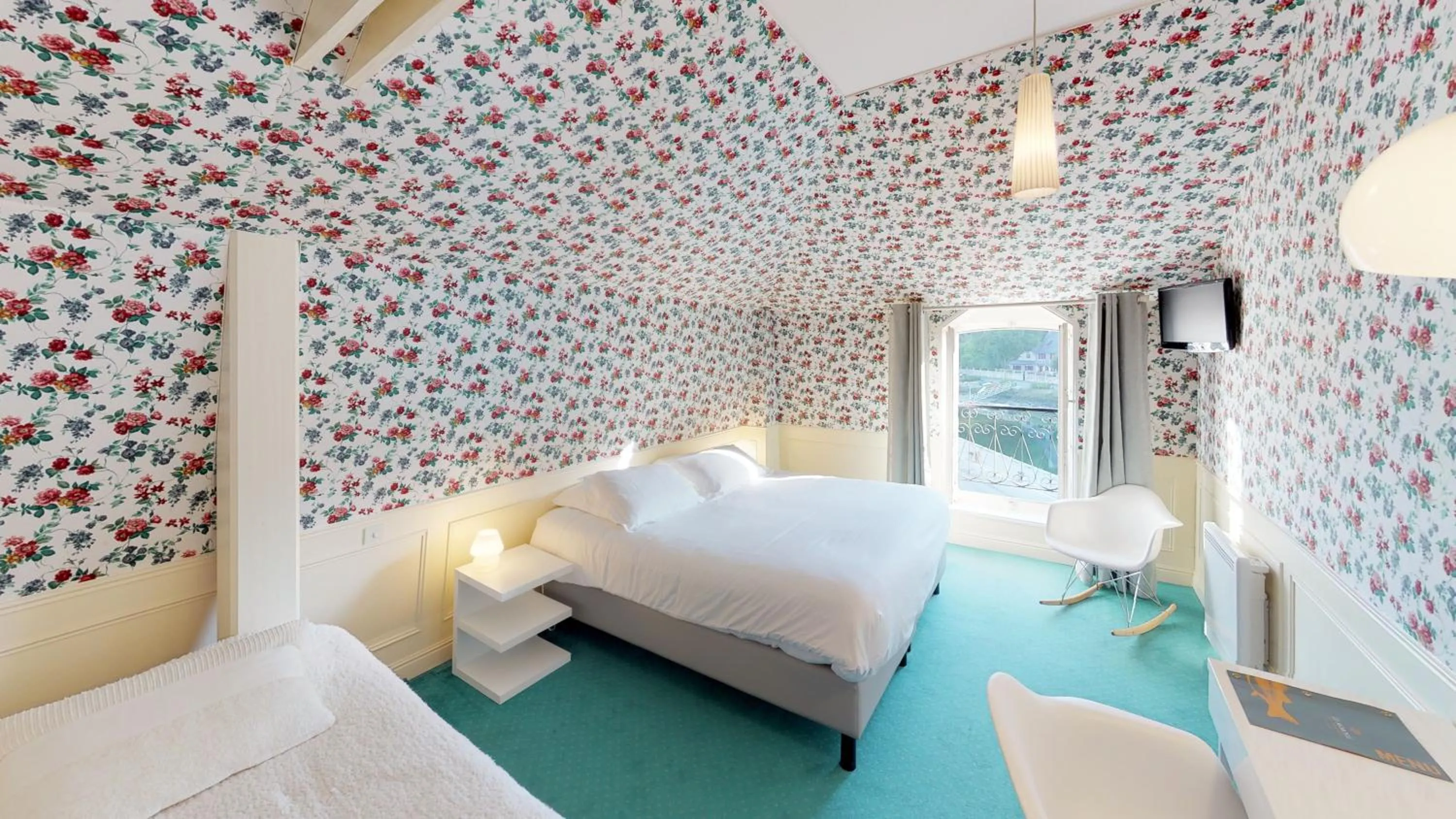 Photo of the whole room, Bed in Hotel de charme Les Mimosas