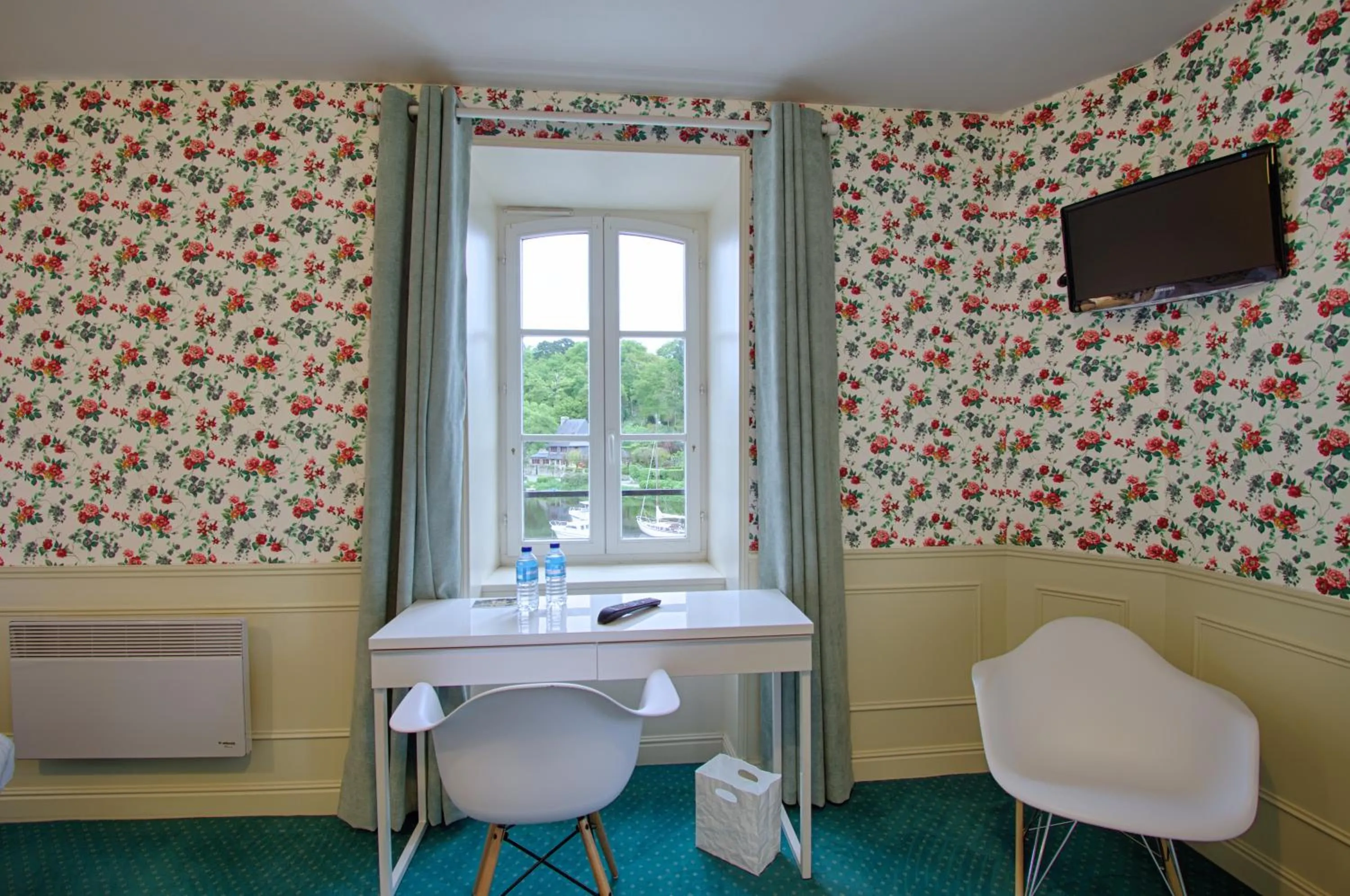 Photo of the whole room in Hotel de charme Les Mimosas