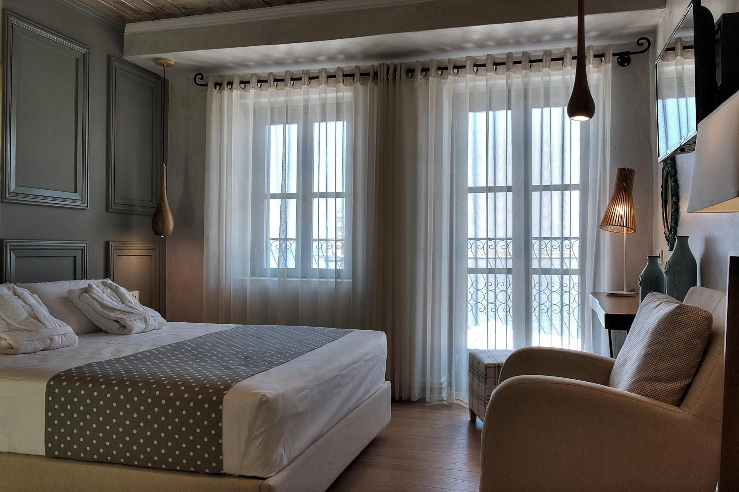 TV and multimedia, Bed in Elia Zampeliou Hotel