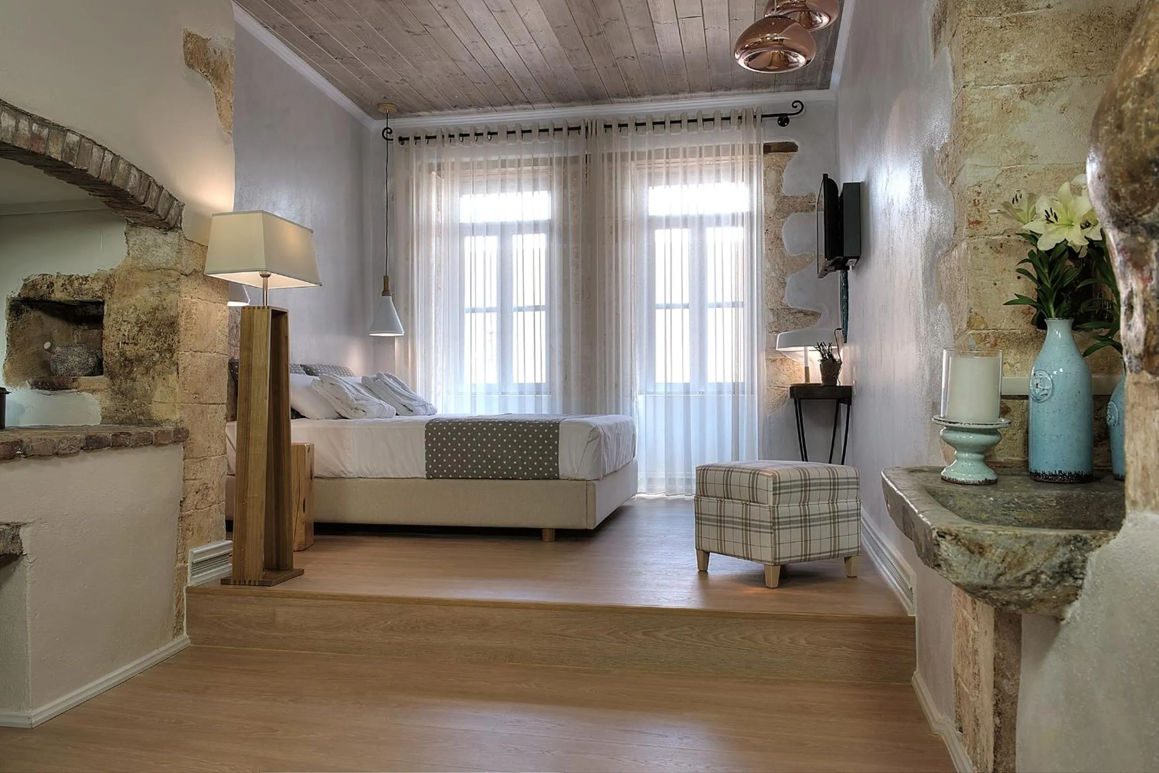 Photo of the whole room, Bed in Elia Zampeliou Hotel