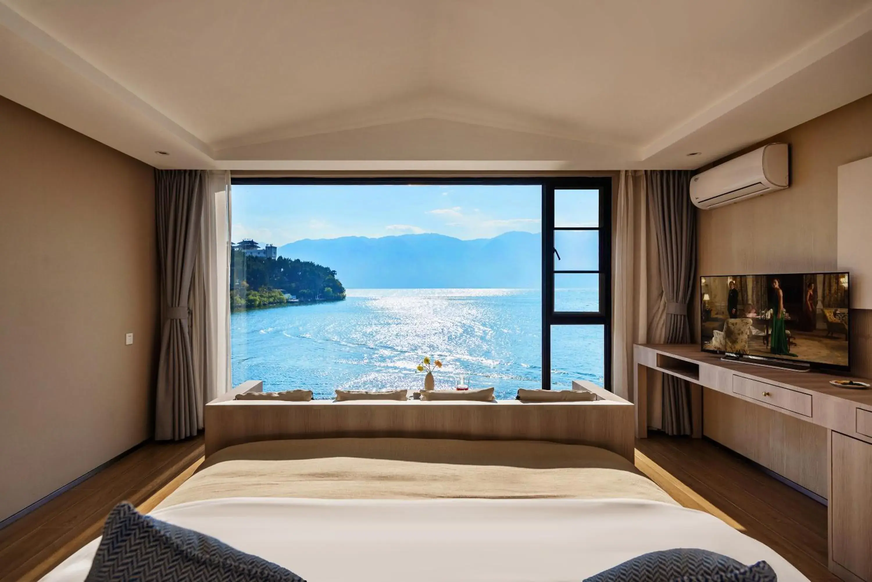 Deluxe Double Room with Sea View in Dali Shuanglang seven fun lake view guesthouse Deluxe Double Room with Sea View in Dali Shuanglang seven fun lake view guesthouse