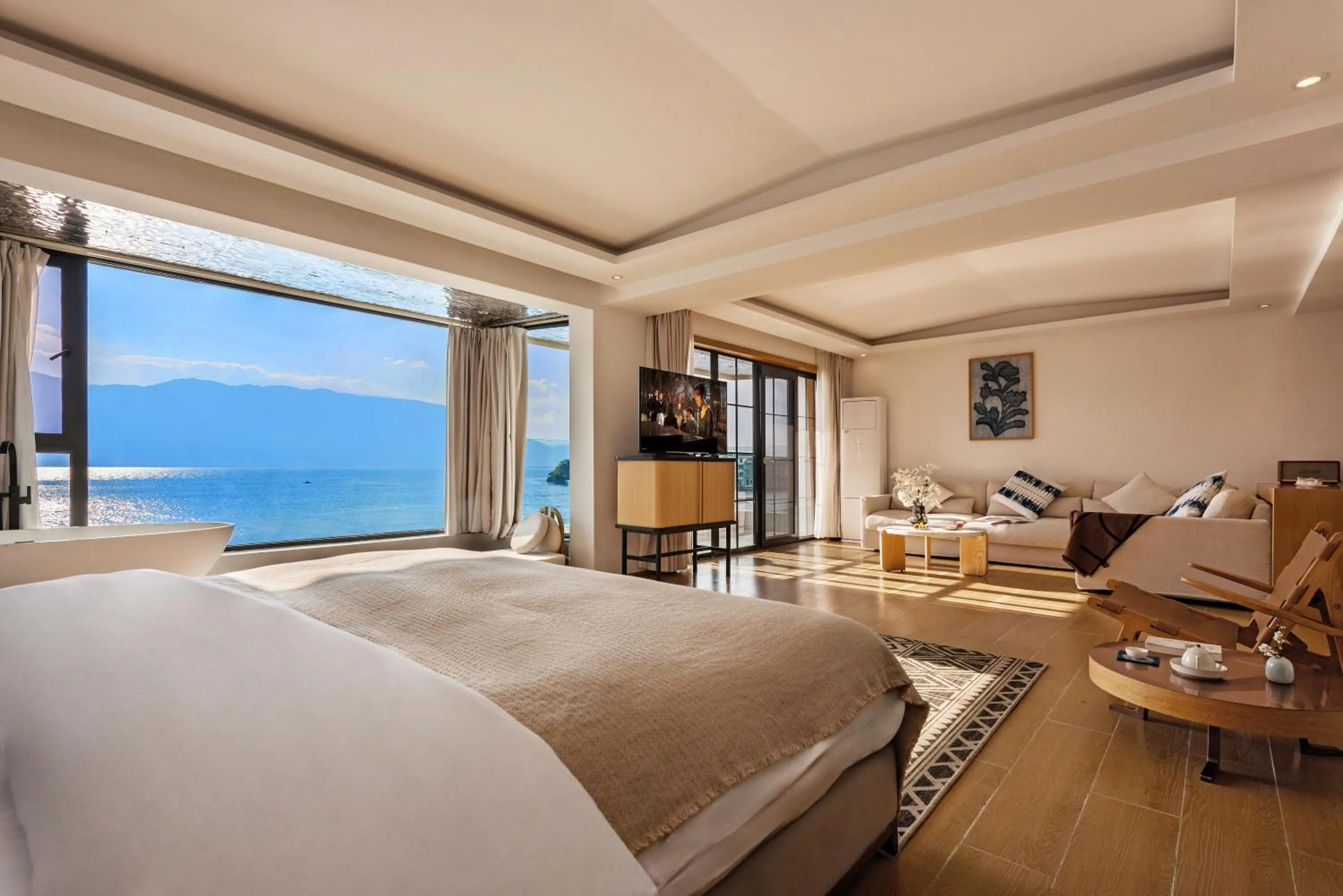 Suite with Balcony in Dali Shuanglang seven fun lake view guesthouse