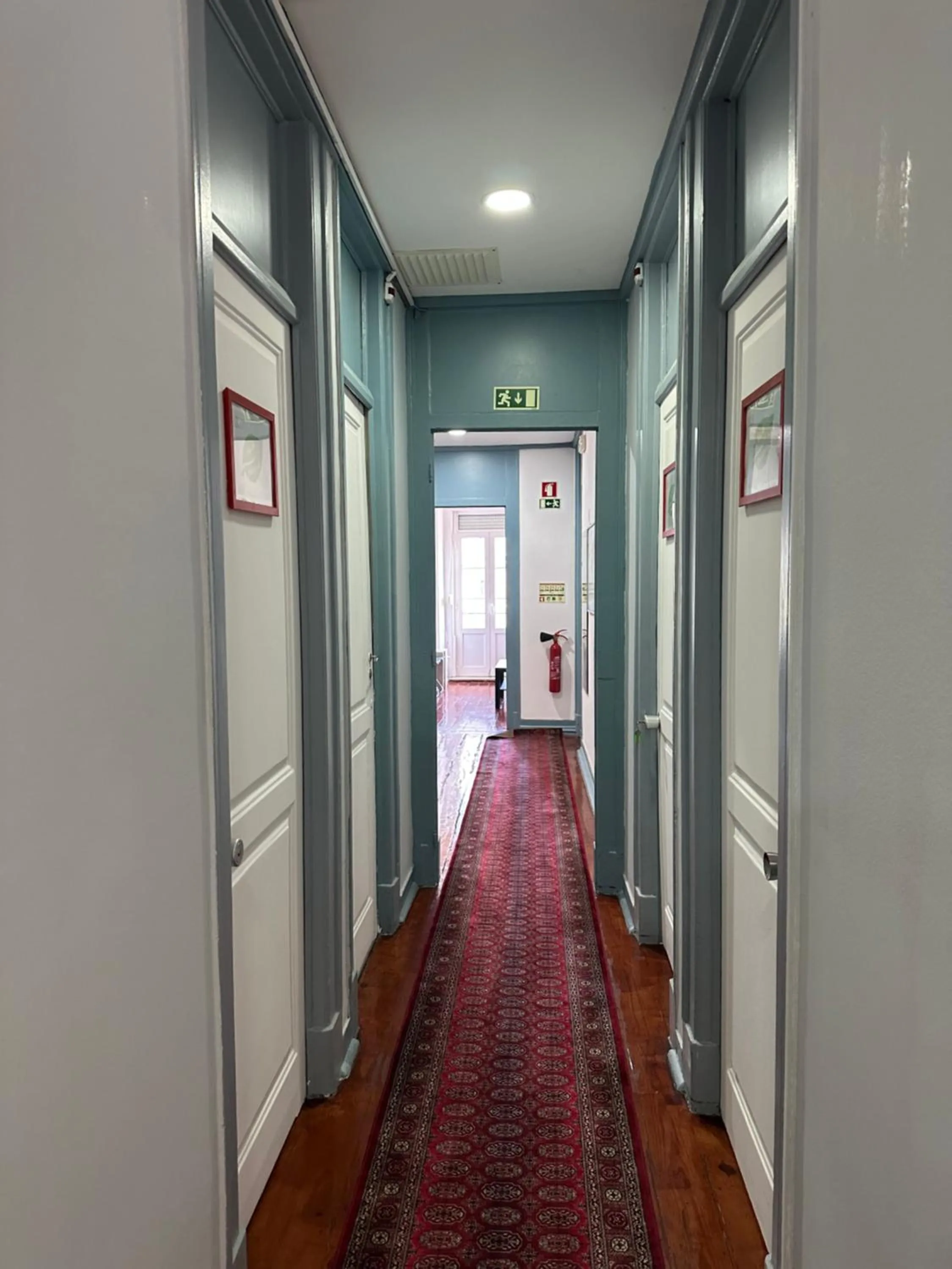 Shangri-La Hostel Anjos