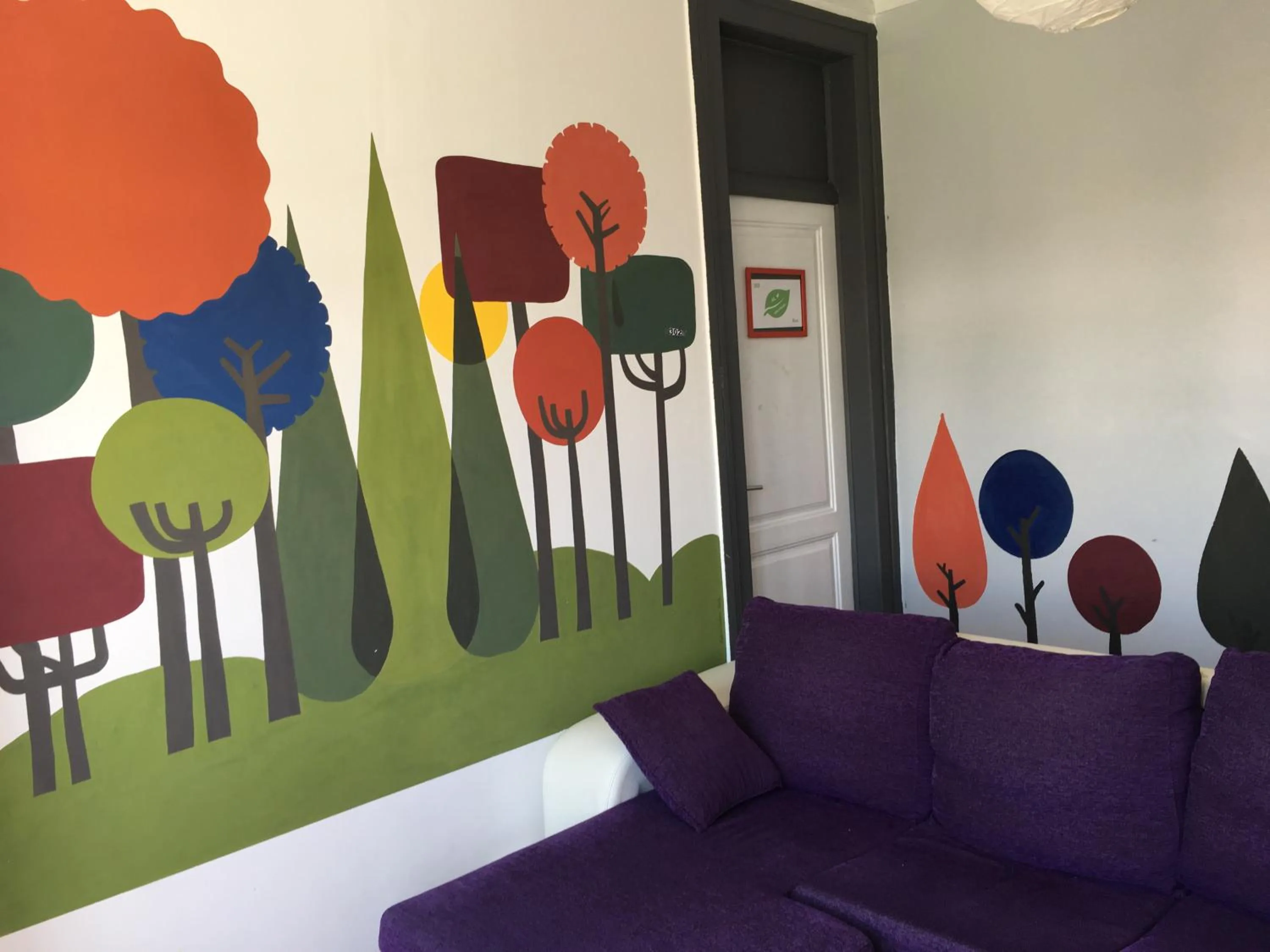 Communal lounge/ TV room in Shangri-La Hostel Anjos