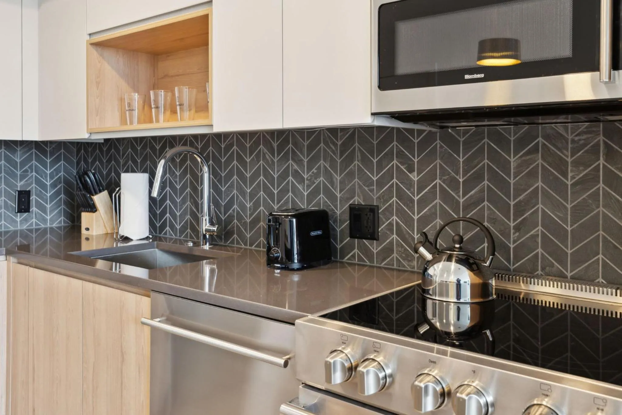 Kitchen or kitchenette in Placemakr Buzzard Point