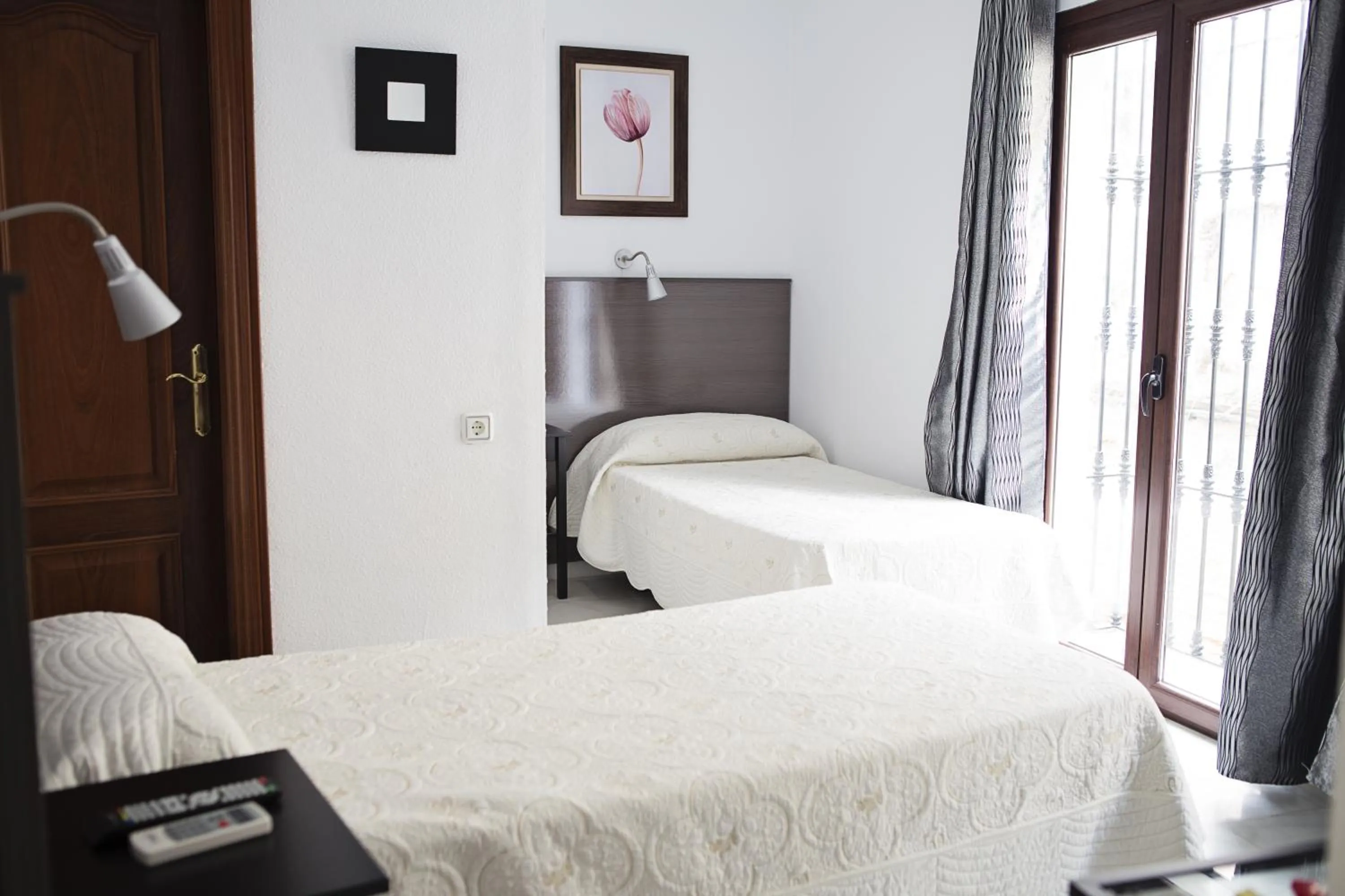 Photo of the whole room, Bed in La Casa de los Faroles