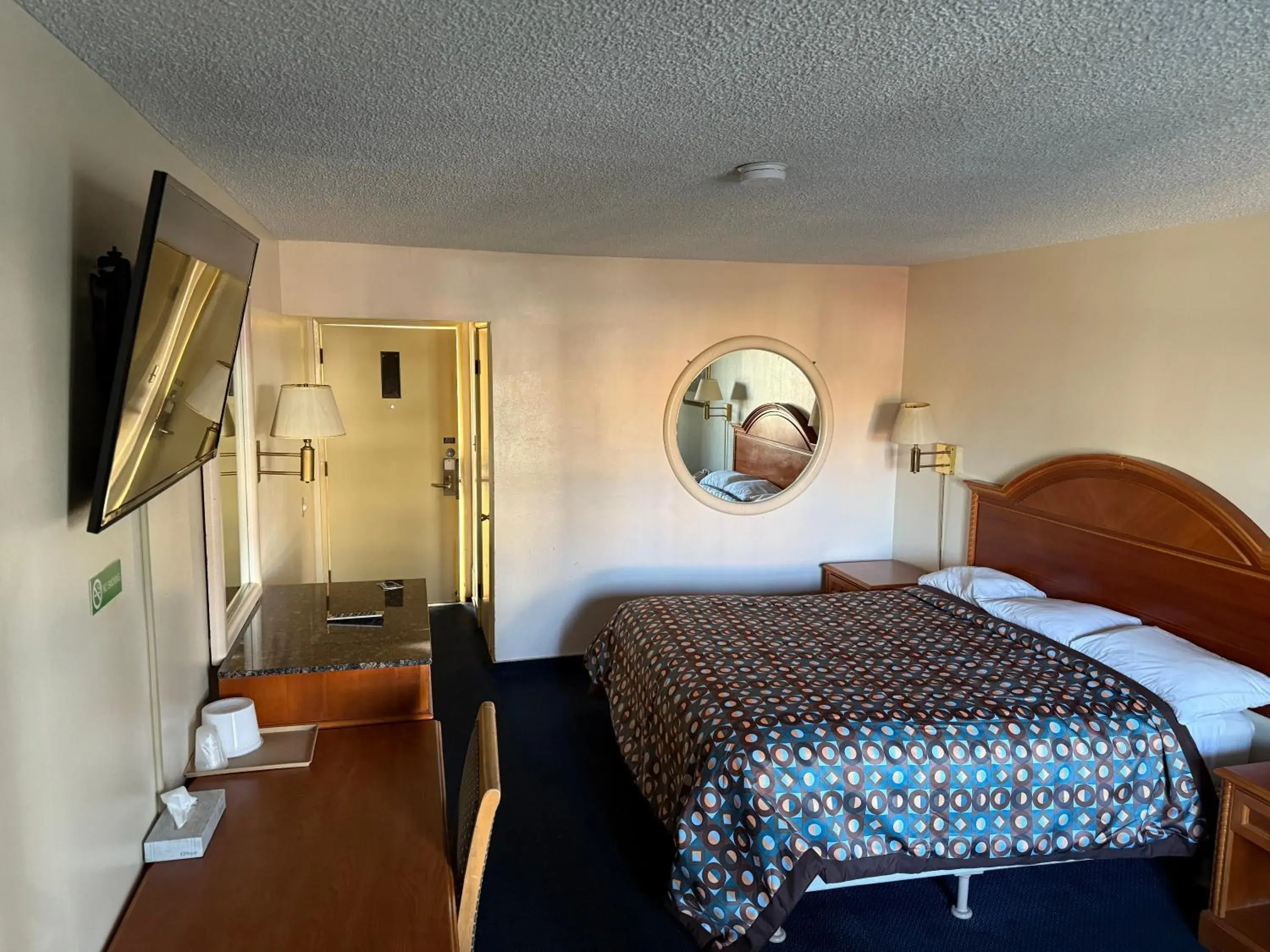 Standard King Room in Fiesta Inn Los Angeles - Bell Gardens Standard King Room in Fiesta Inn Los Angeles - Bell Gardens