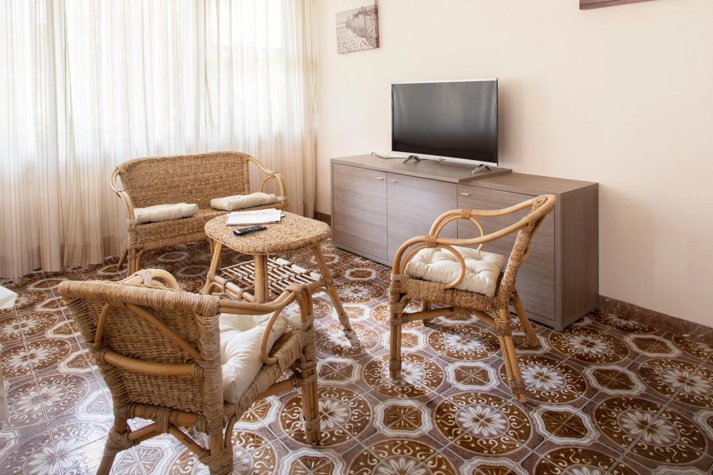 Communal lounge/ TV room in Hotel Mara