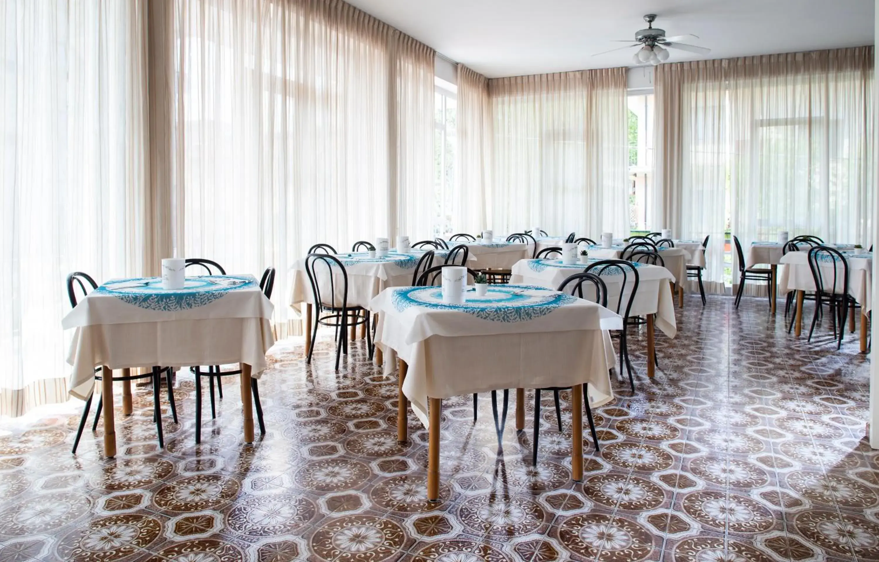 Restaurant/places to eat in Hotel Mara Restaurant/places to eat in Hotel Mara