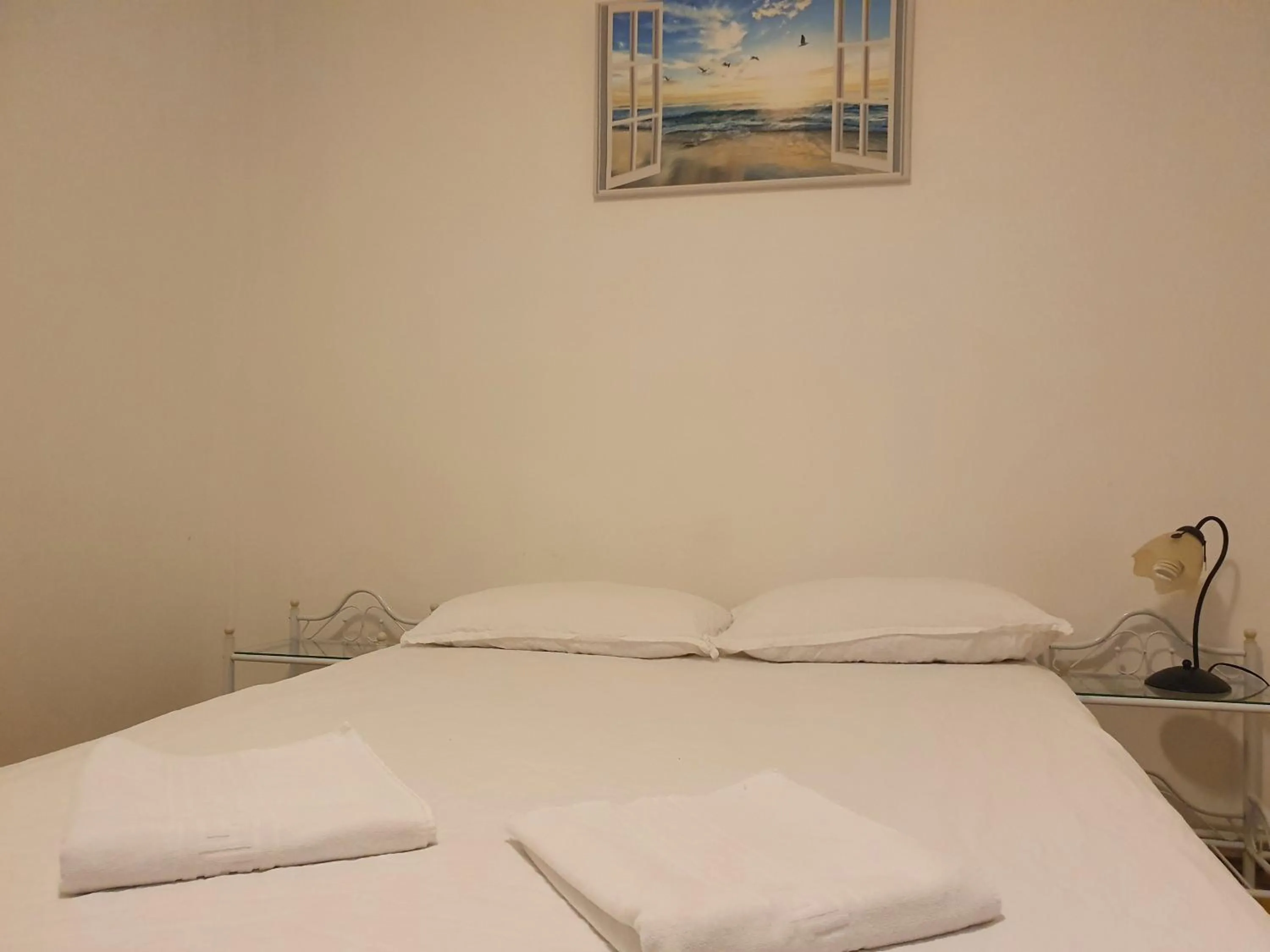 Bed in Vivaldi Studios