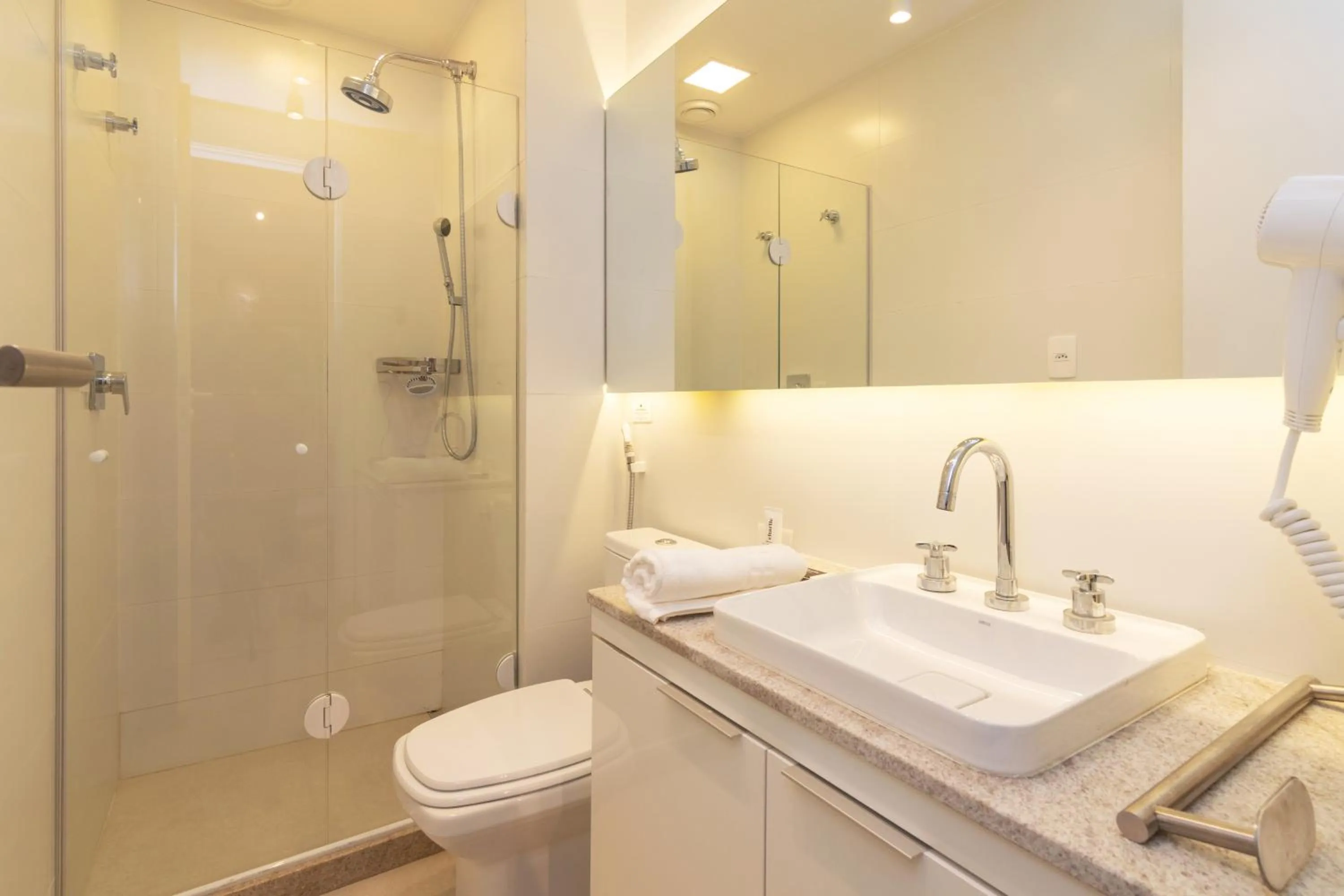 Shower in Charlie Flora Jardim Botânico