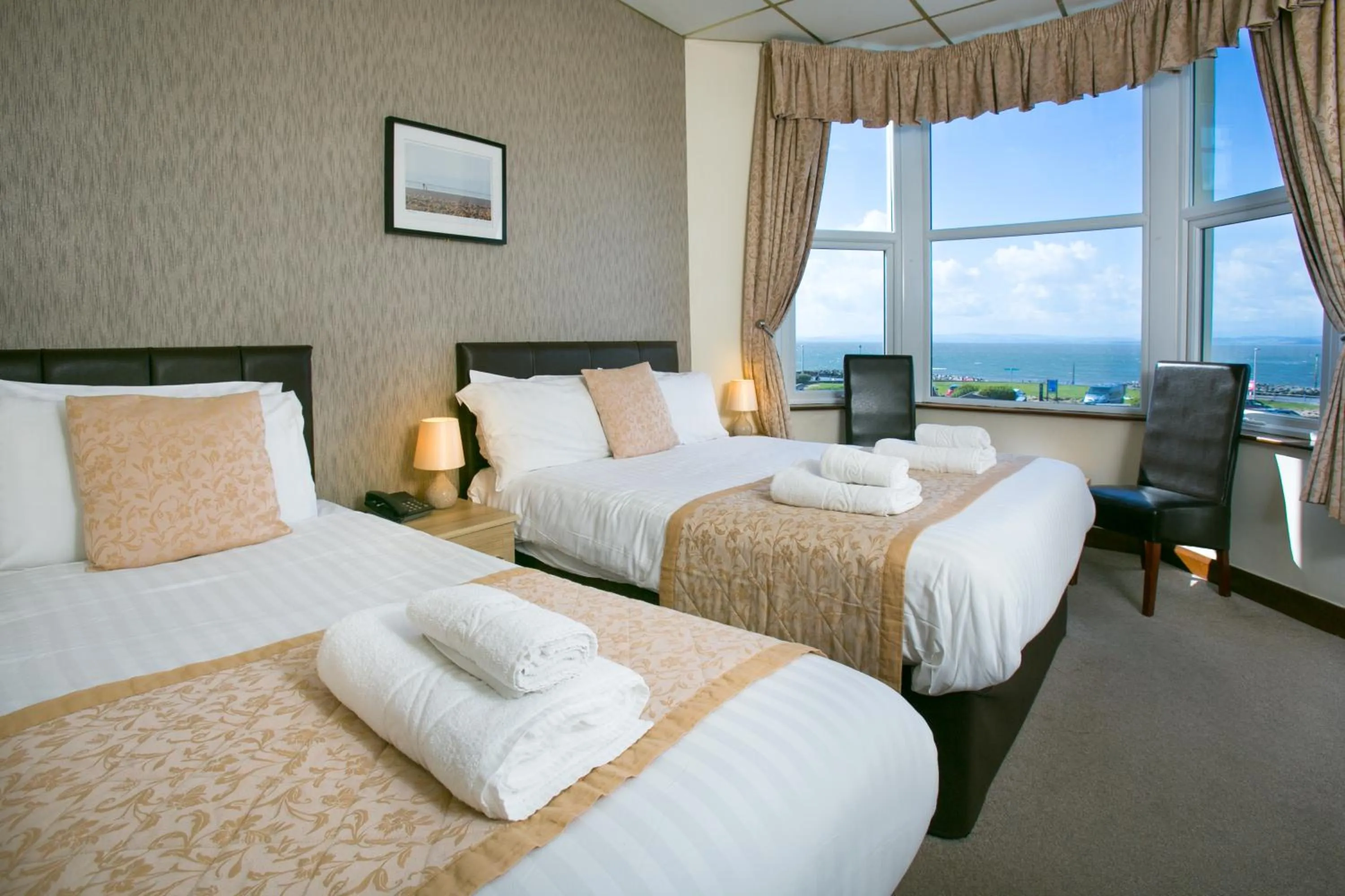 Bathroom, Bed in The Auckland Hotel