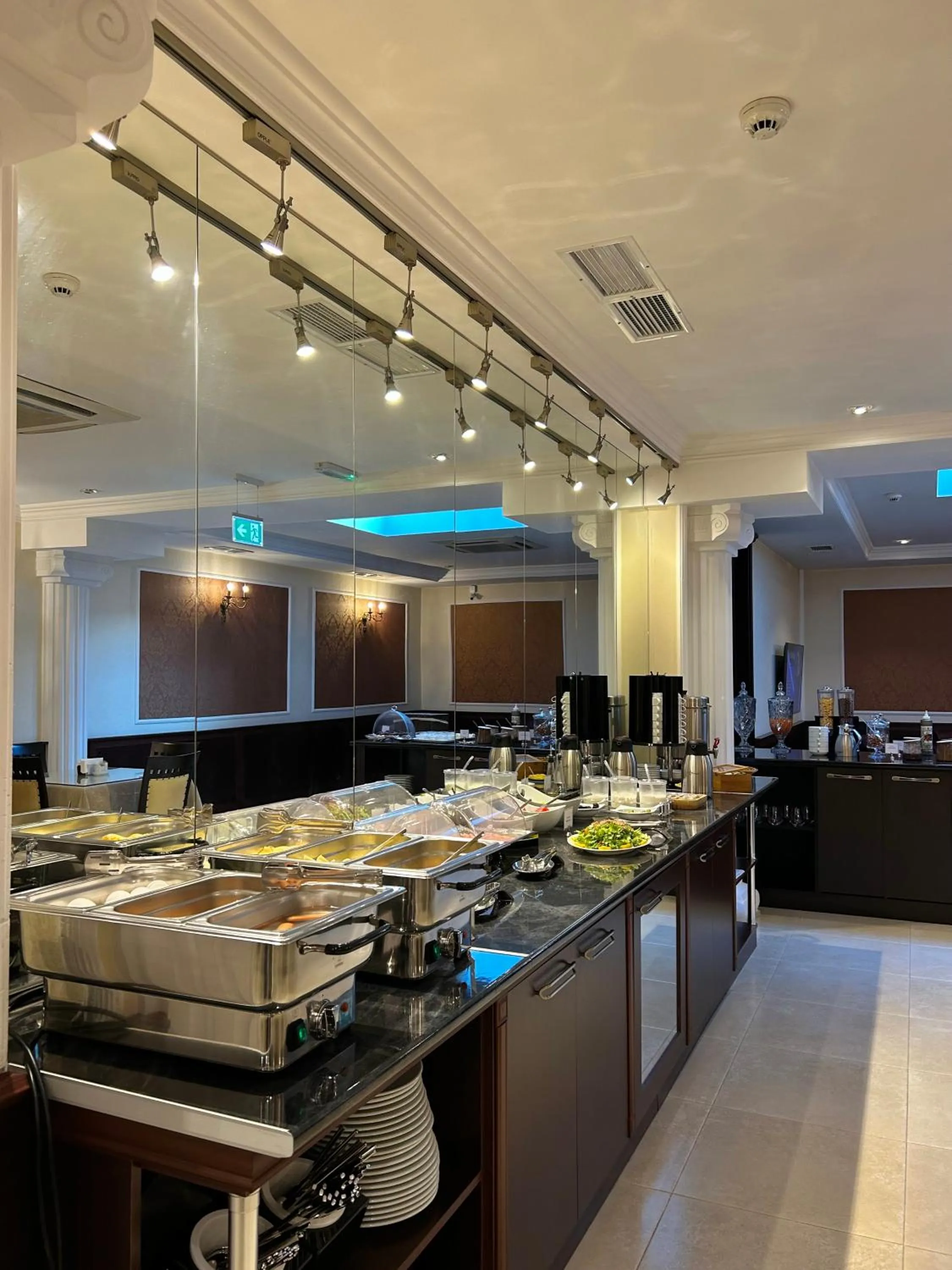 Restaurant/places to eat in Marionn Hotel