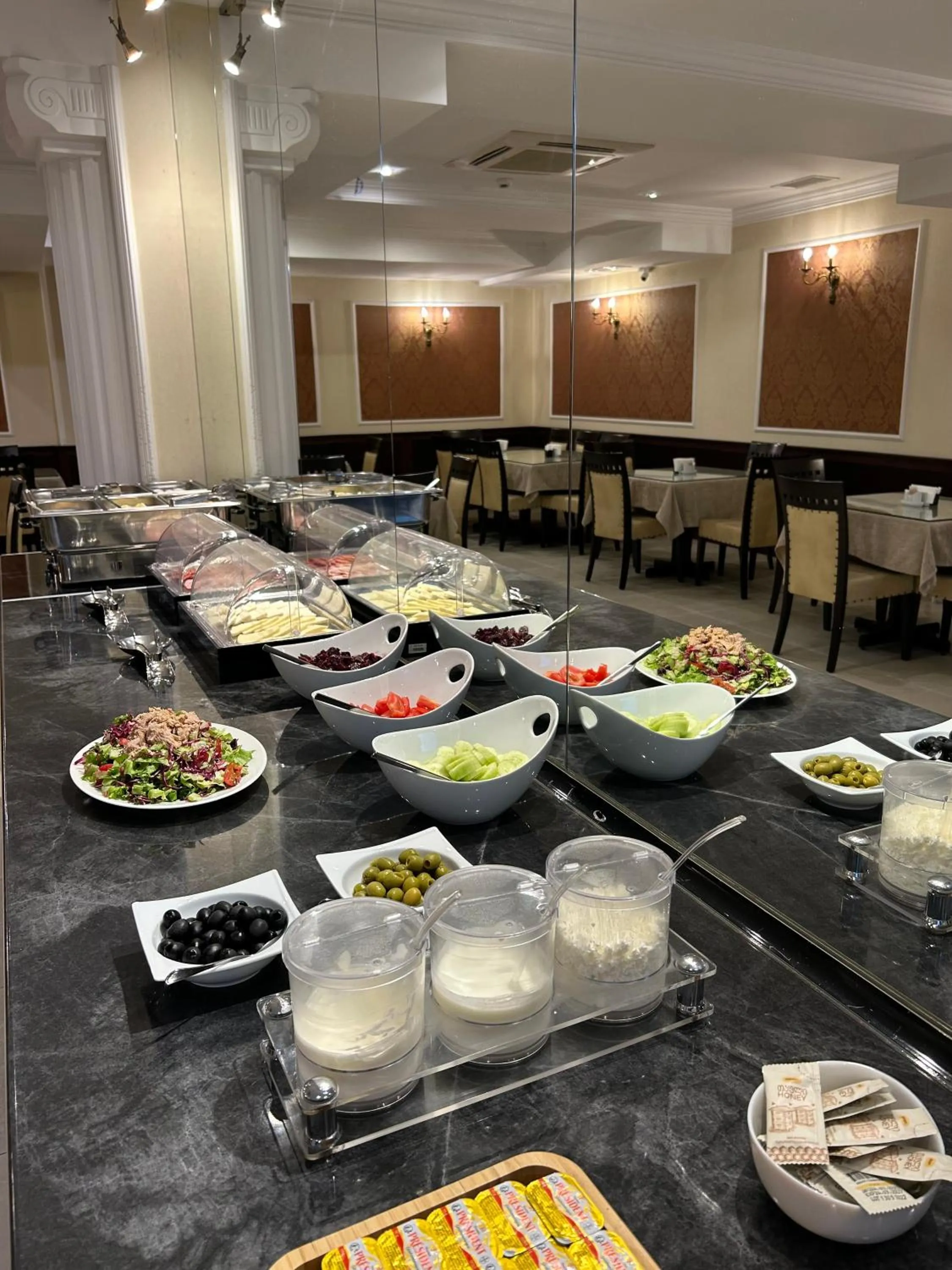 Restaurant/places to eat in Marionn Hotel