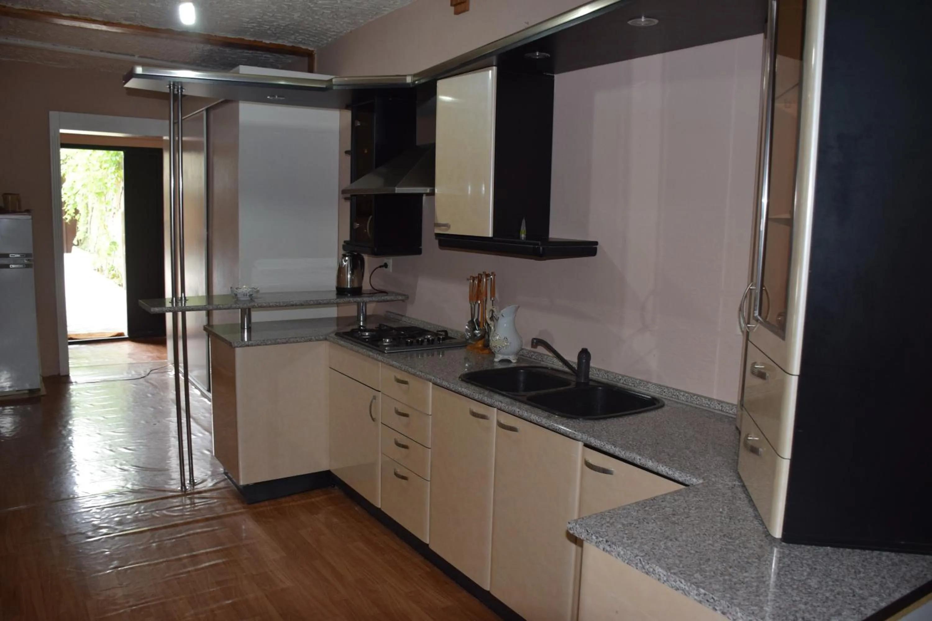 Kitchen or kitchenette in Crossway Tbilisi Hotel