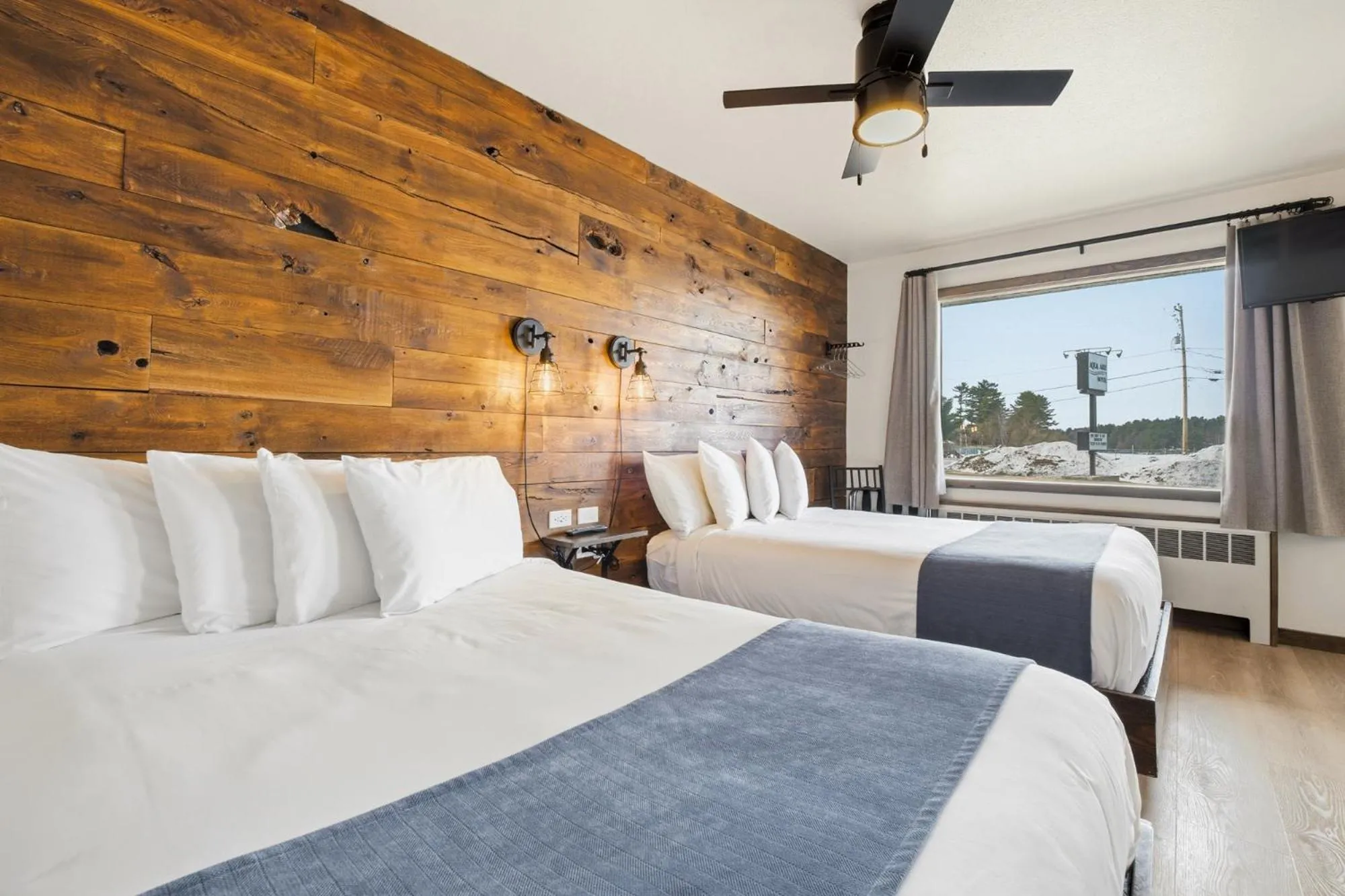 Double Room with Lake View in Aqua Aire Inn & Suites
