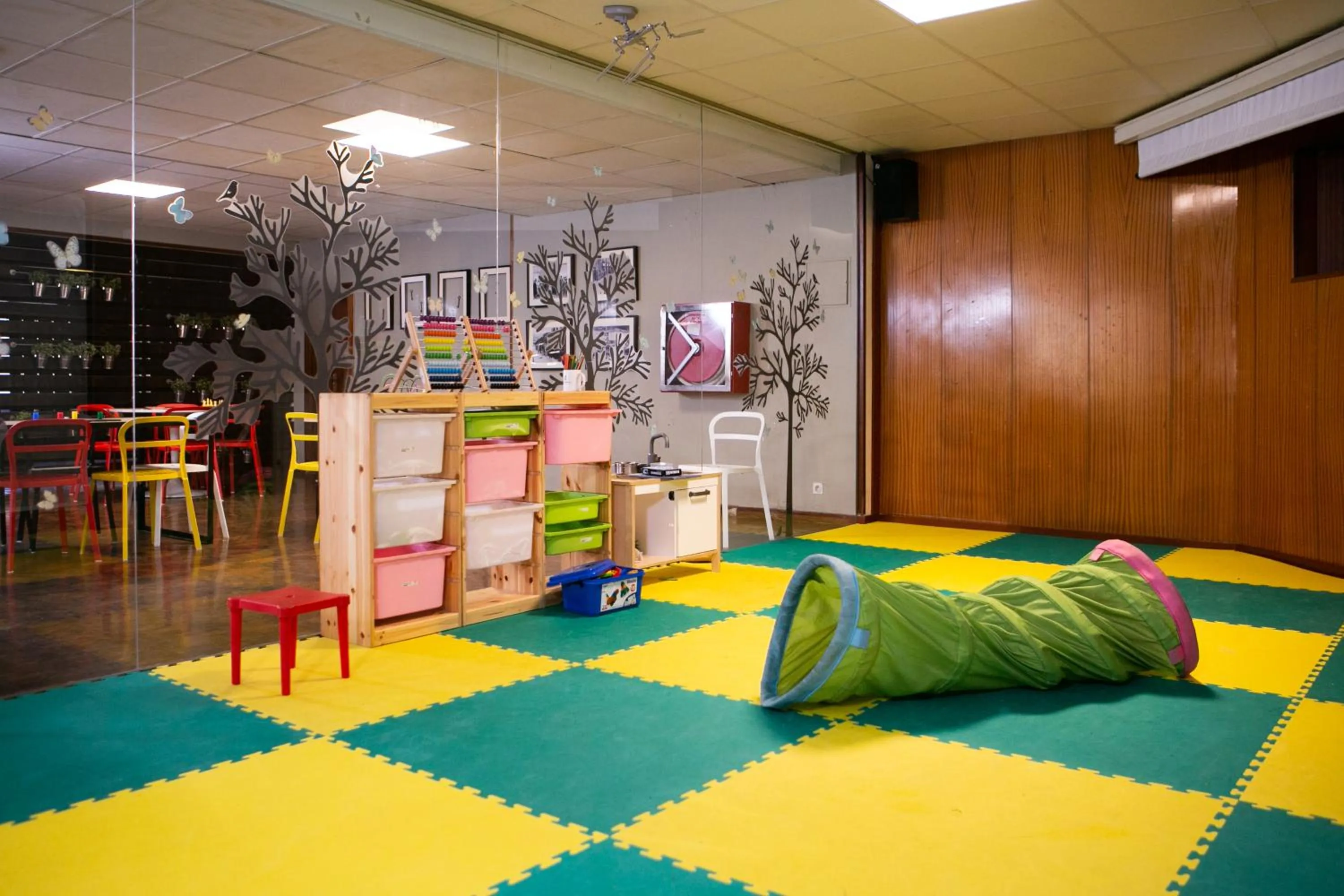 Children play ground, Bed in Hotel SNÖ Condes del Pallars