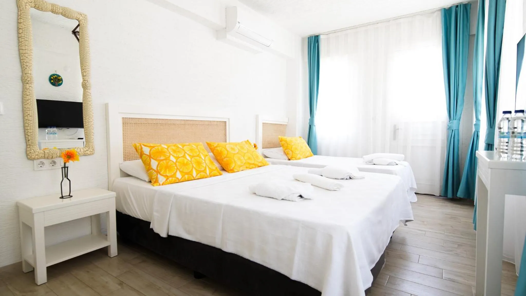 Photo of the whole room, Bed in Limonata Bozcaada ex Vina Garden