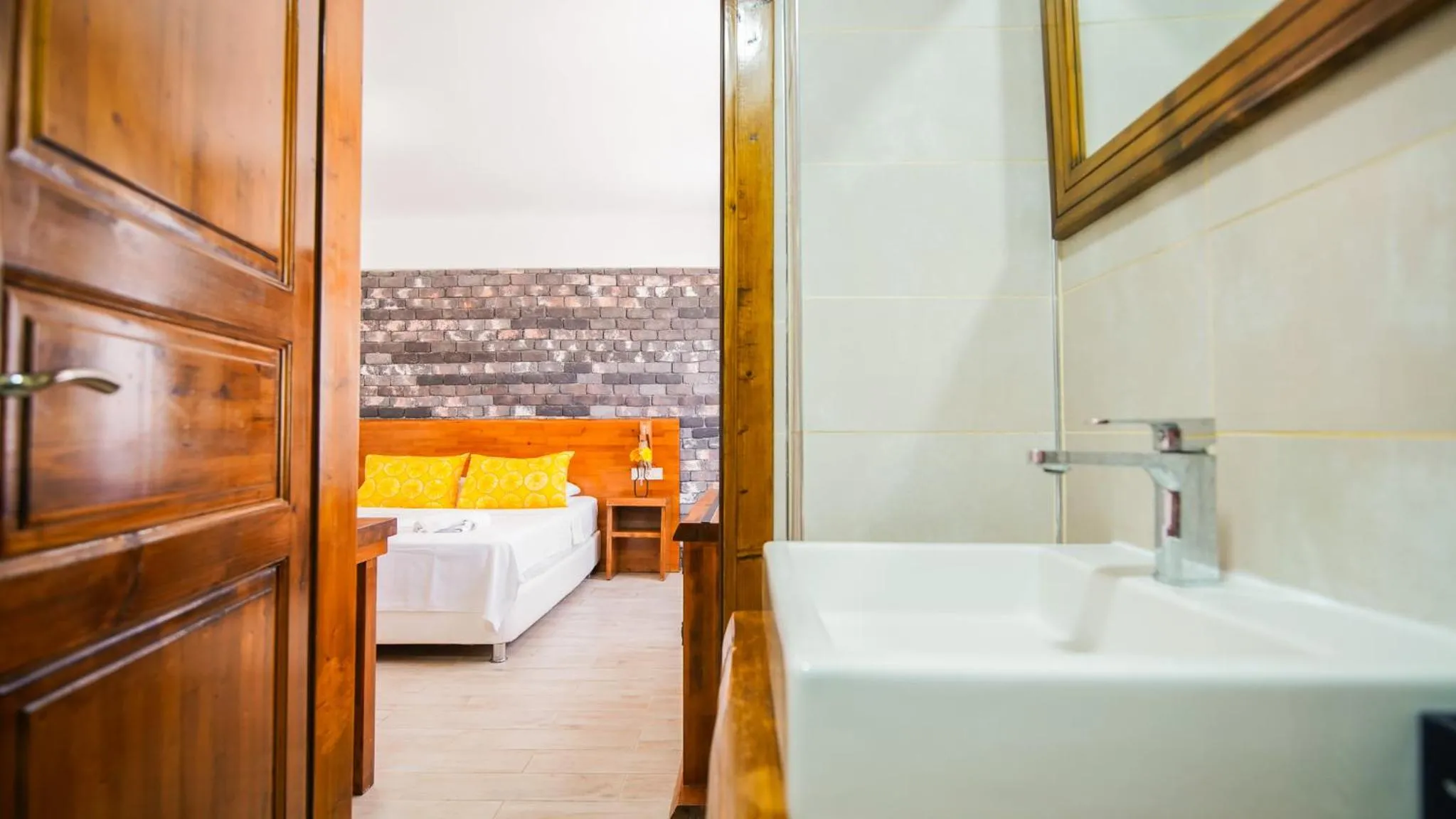 Photo of the whole room, Bed in Limonata Bozcaada ex Vina Garden
